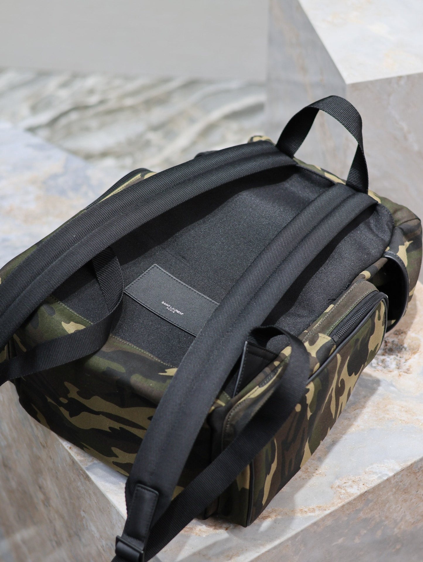 SAC À DOS MULTIPOCHES CITY 42 EN NYLON MOTIF CAMOUFLAGE ET CUIR DE VEAU NOIR