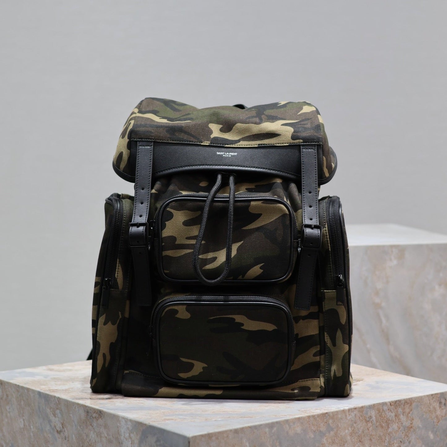 SAC À DOS MULTIPOCHES CITY 42 EN NYLON MOTIF CAMOUFLAGE ET CUIR DE VEAU NOIR