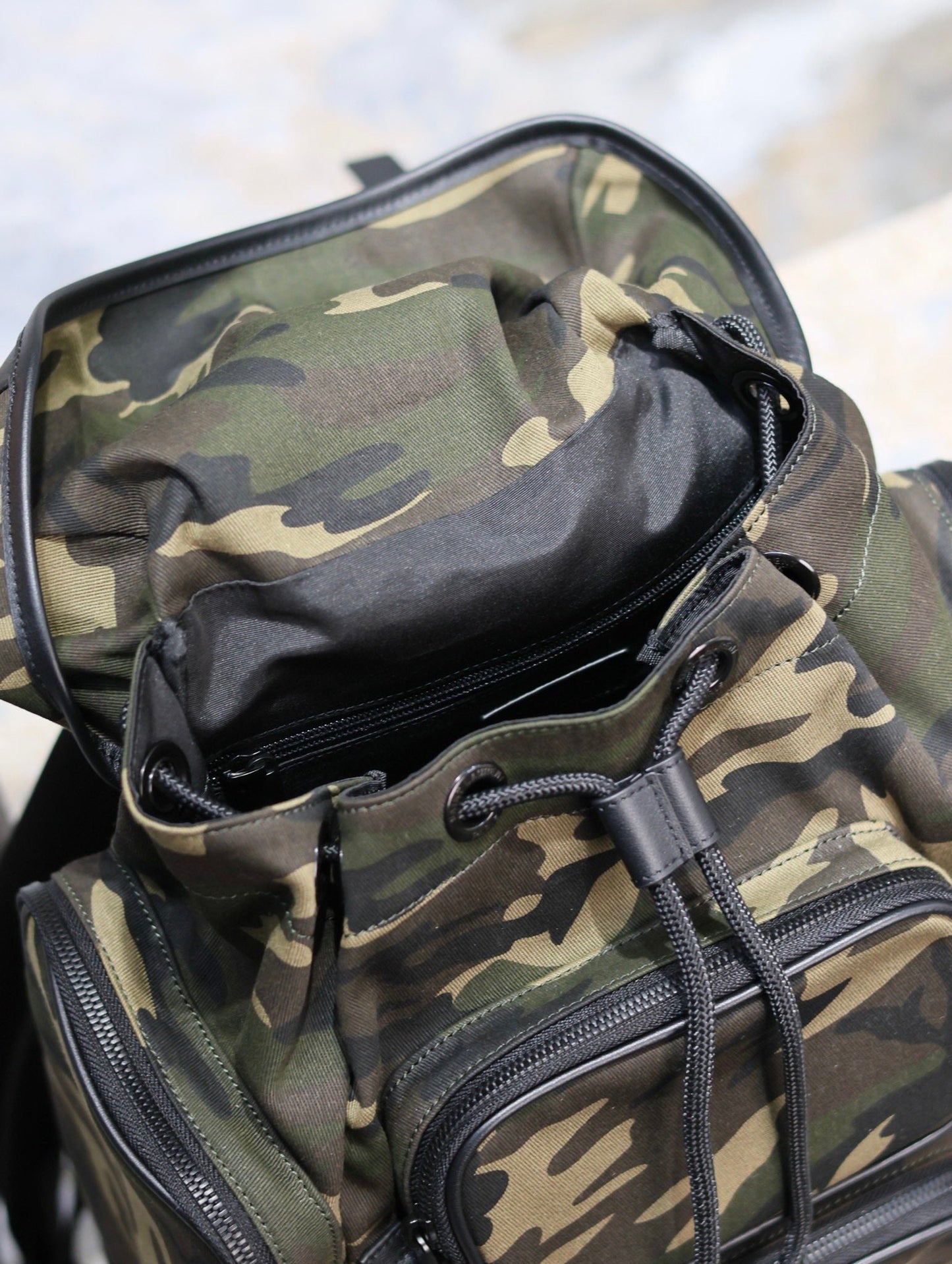 SAC À DOS MULTIPOCHES CITY 42 EN NYLON MOTIF CAMOUFLAGE ET CUIR DE VEAU NOIR