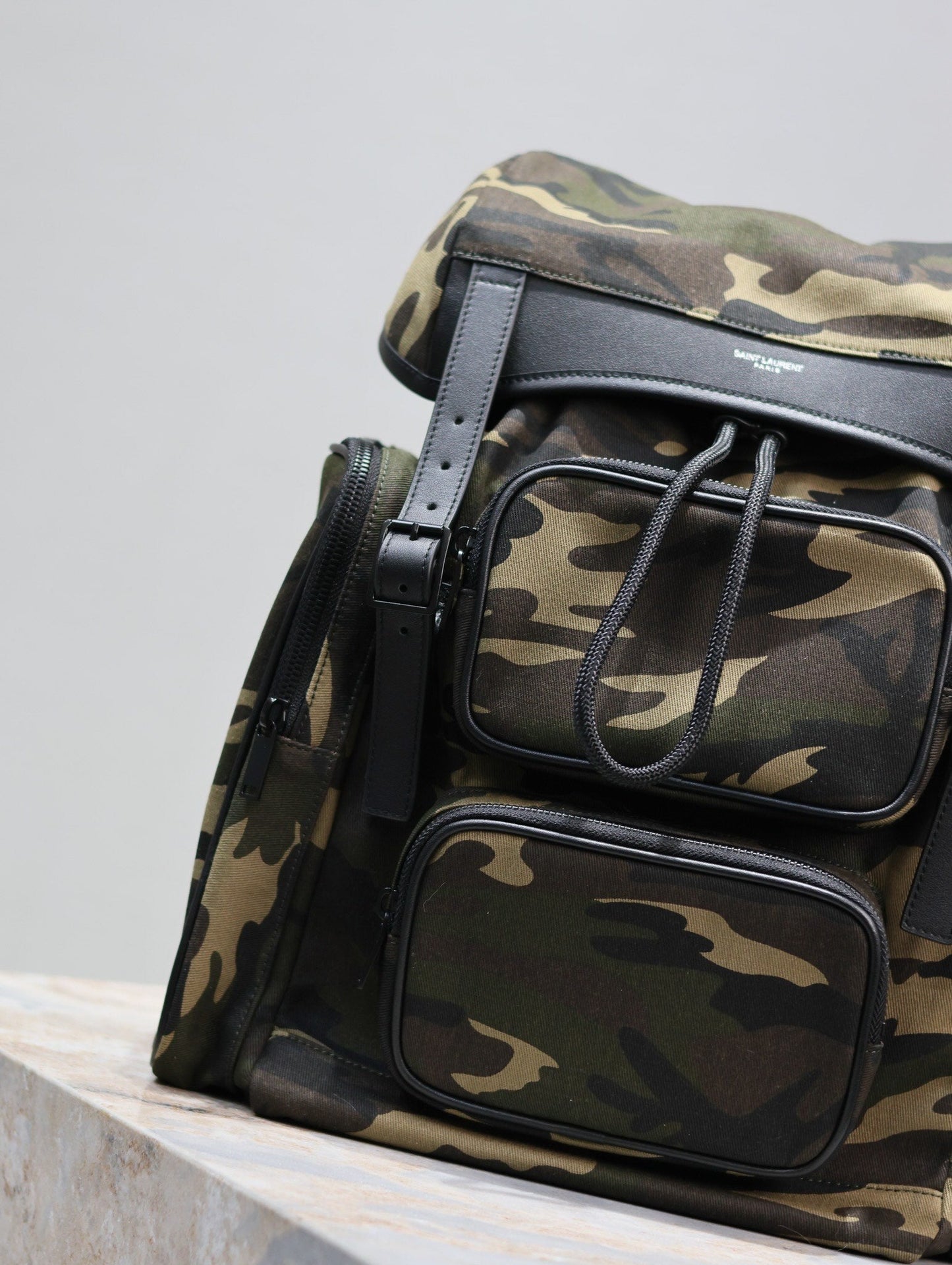 SAC À DOS MULTIPOCHES CITY 42 EN NYLON MOTIF CAMOUFLAGE ET CUIR DE VEAU NOIR