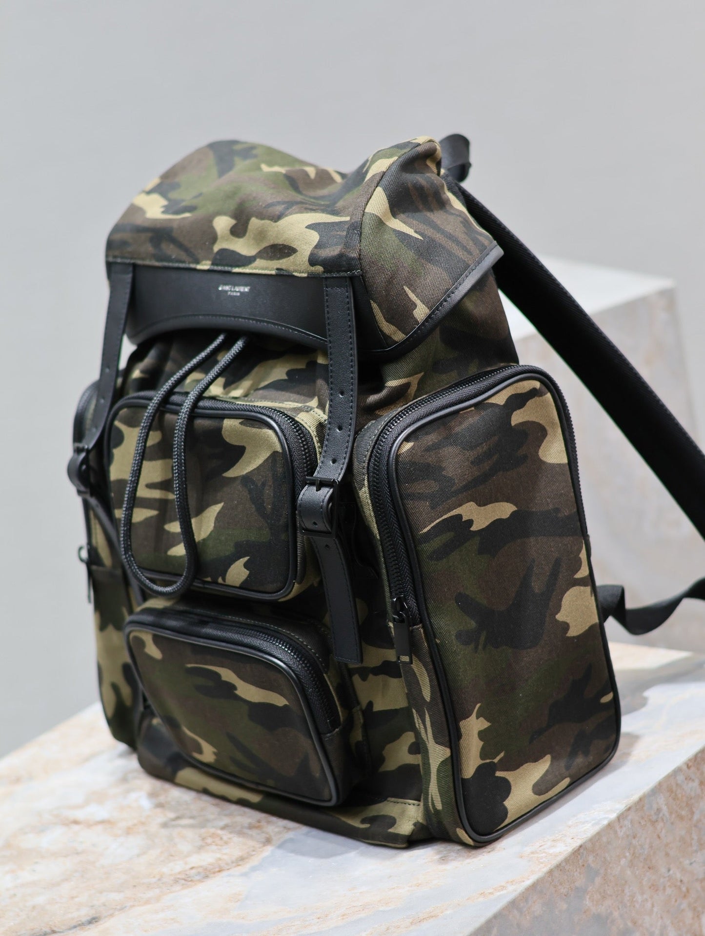 SAC À DOS MULTIPOCHES CITY 42 EN NYLON MOTIF CAMOUFLAGE ET CUIR DE VEAU NOIR