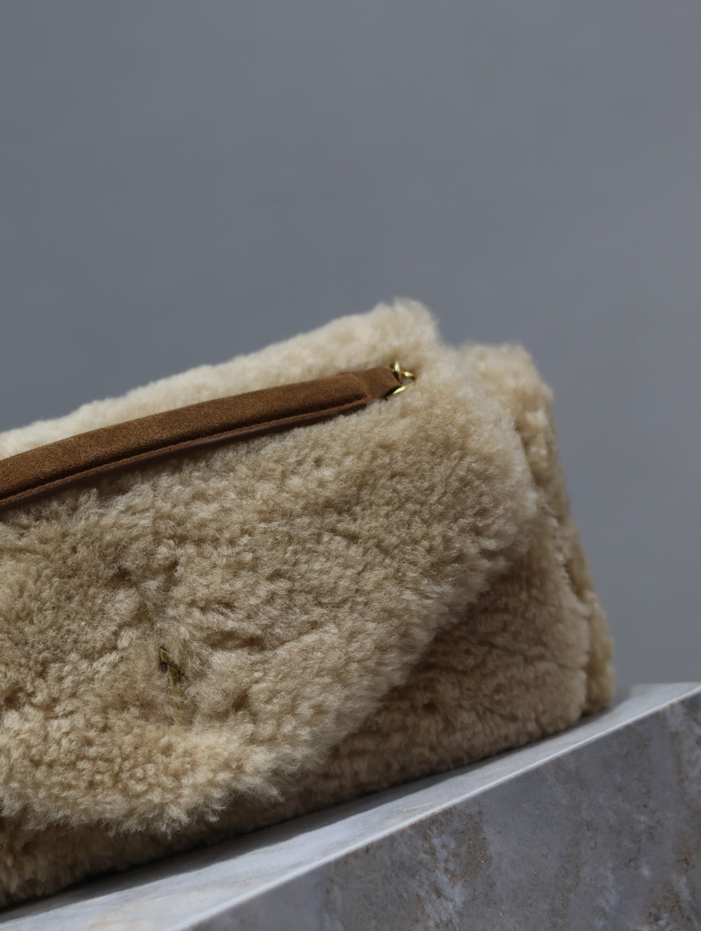 SAC CALYPSO 26 EN PEAU LAINE BEIGE AVEC POIGNÉE EN DAIM MARRON