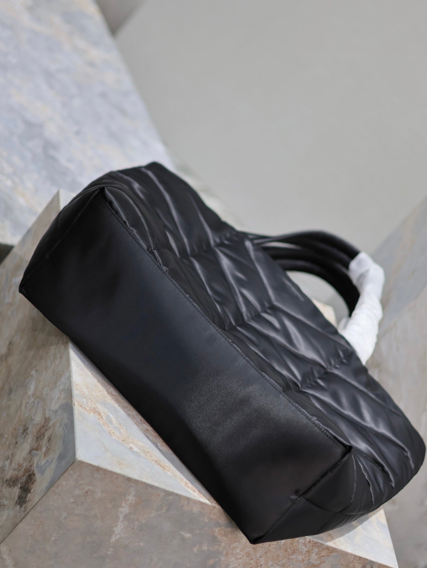 BOLSO TOTE GRANDE PUFFER 57 EN SEDA NEGRA