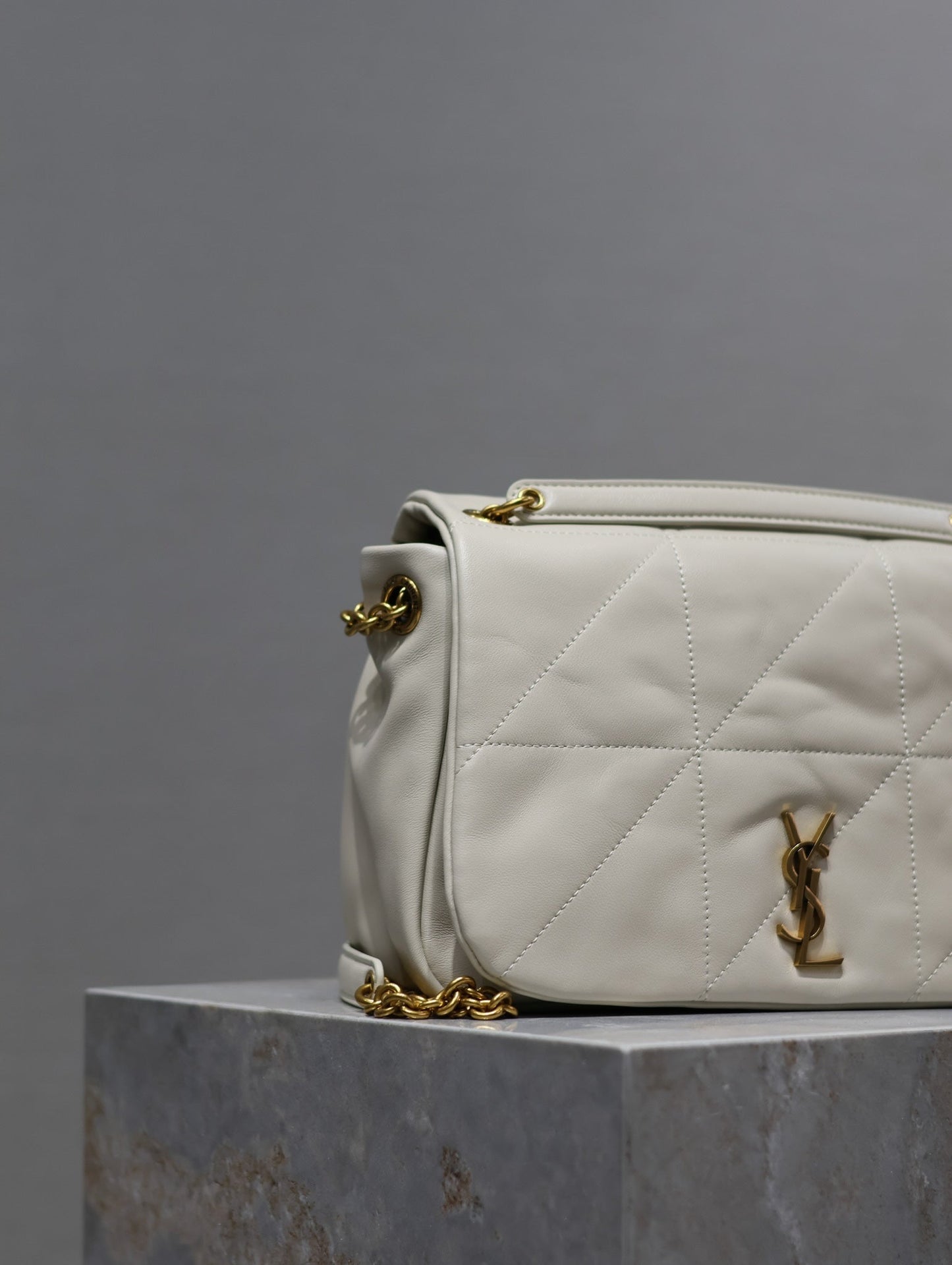 BOLSO PEQUEÑO JAMIE 4.3 25 EN PIEL DE CORDERO BLANCA CON HERRAJES DORADOS