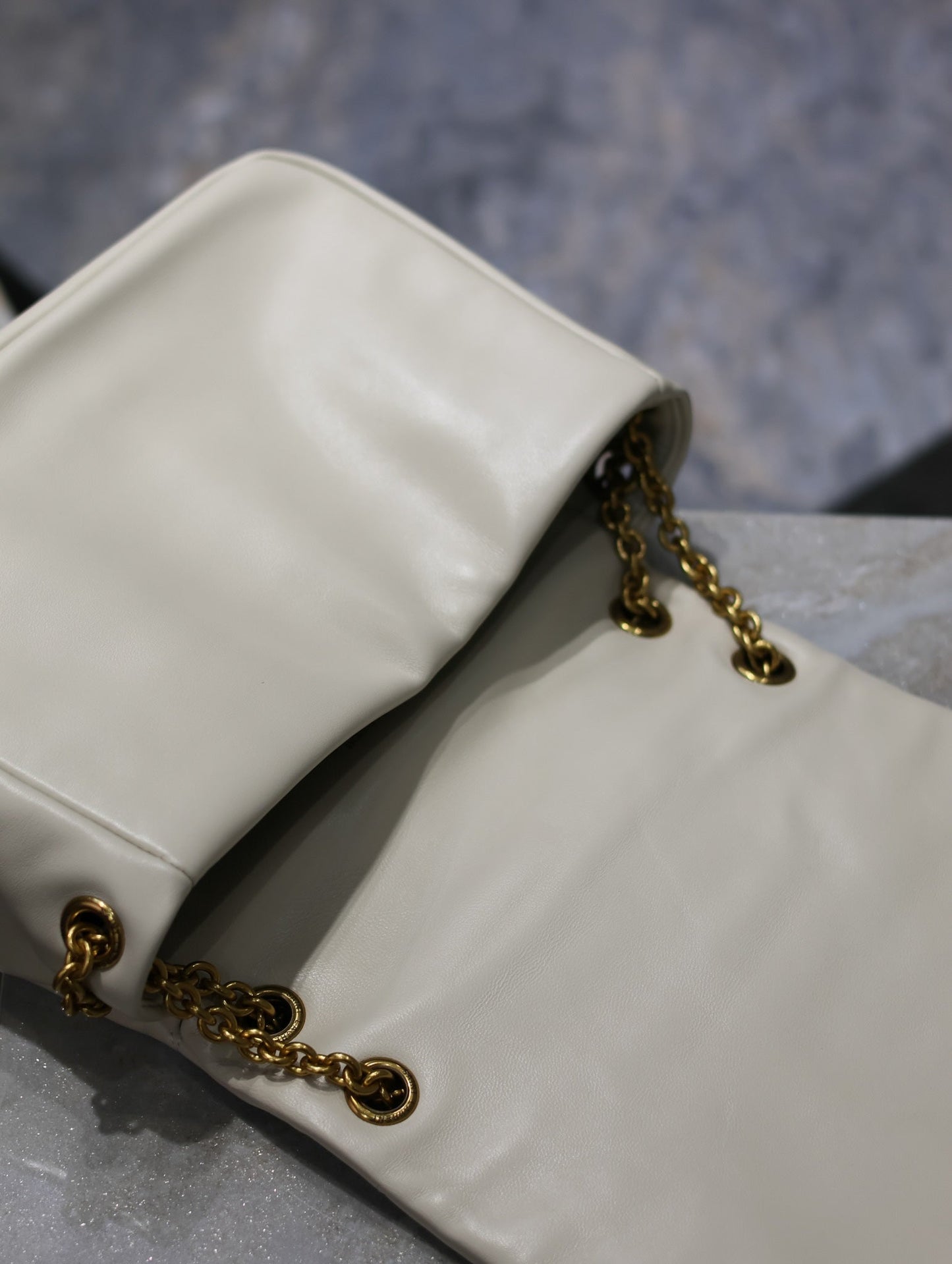 BOLSO PEQUEÑO JAMIE 4.3 25 EN PIEL DE CORDERO BLANCA CON HERRAJES DORADOS