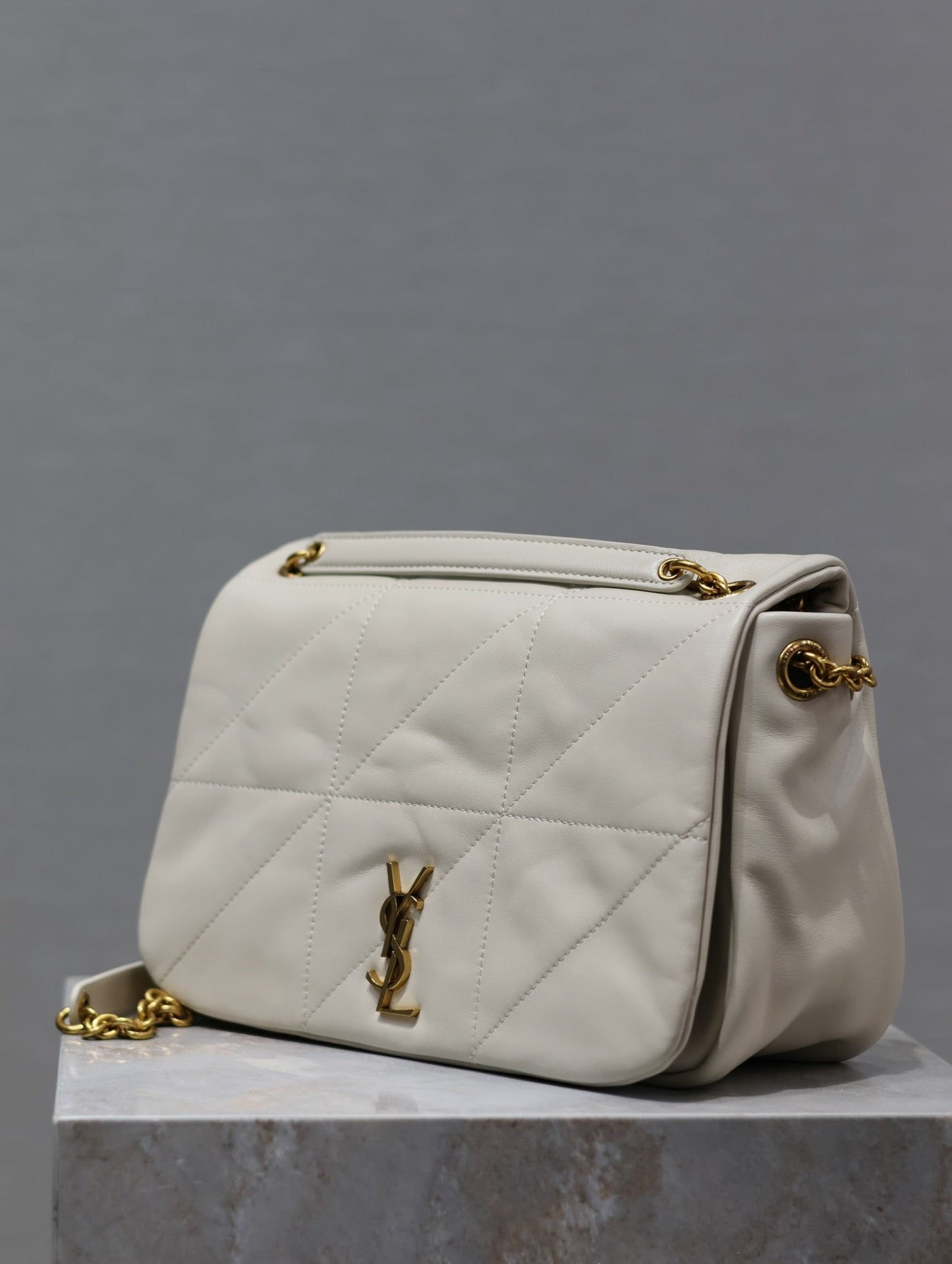 BOLSO PEQUEÑO JAMIE 4.3 25 EN PIEL DE CORDERO BLANCA CON HERRAJES DORADOS