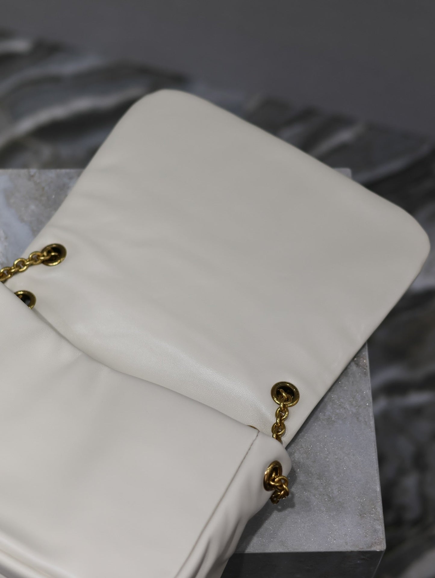 BOLSO PEQUEÑO JAMIE 4.3 25 EN PIEL DE CORDERO BLANCA CON HERRAJES DORADOS