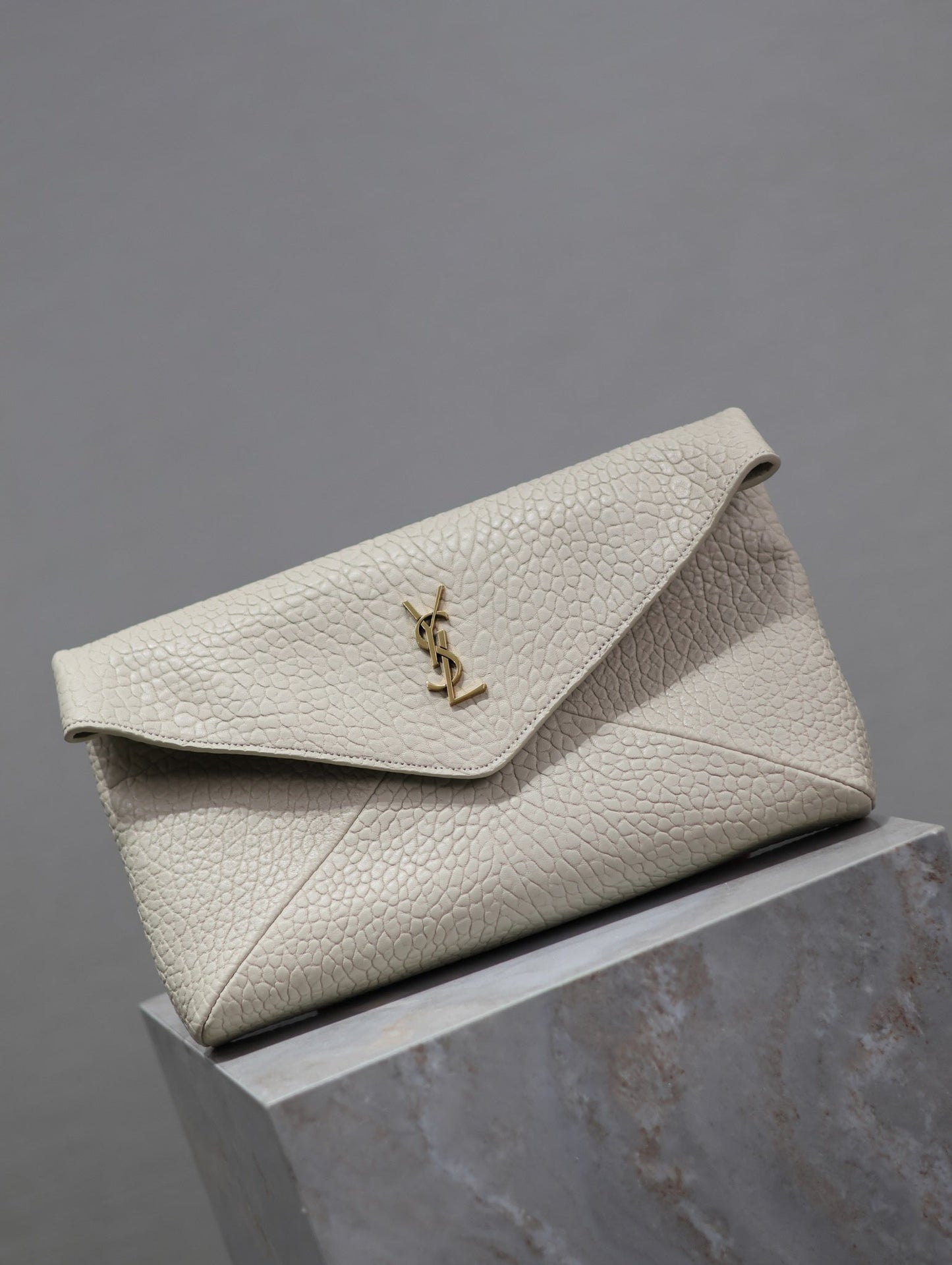 CLUTCH DE PIEL DE CORDERO BLANCA YSL 225388