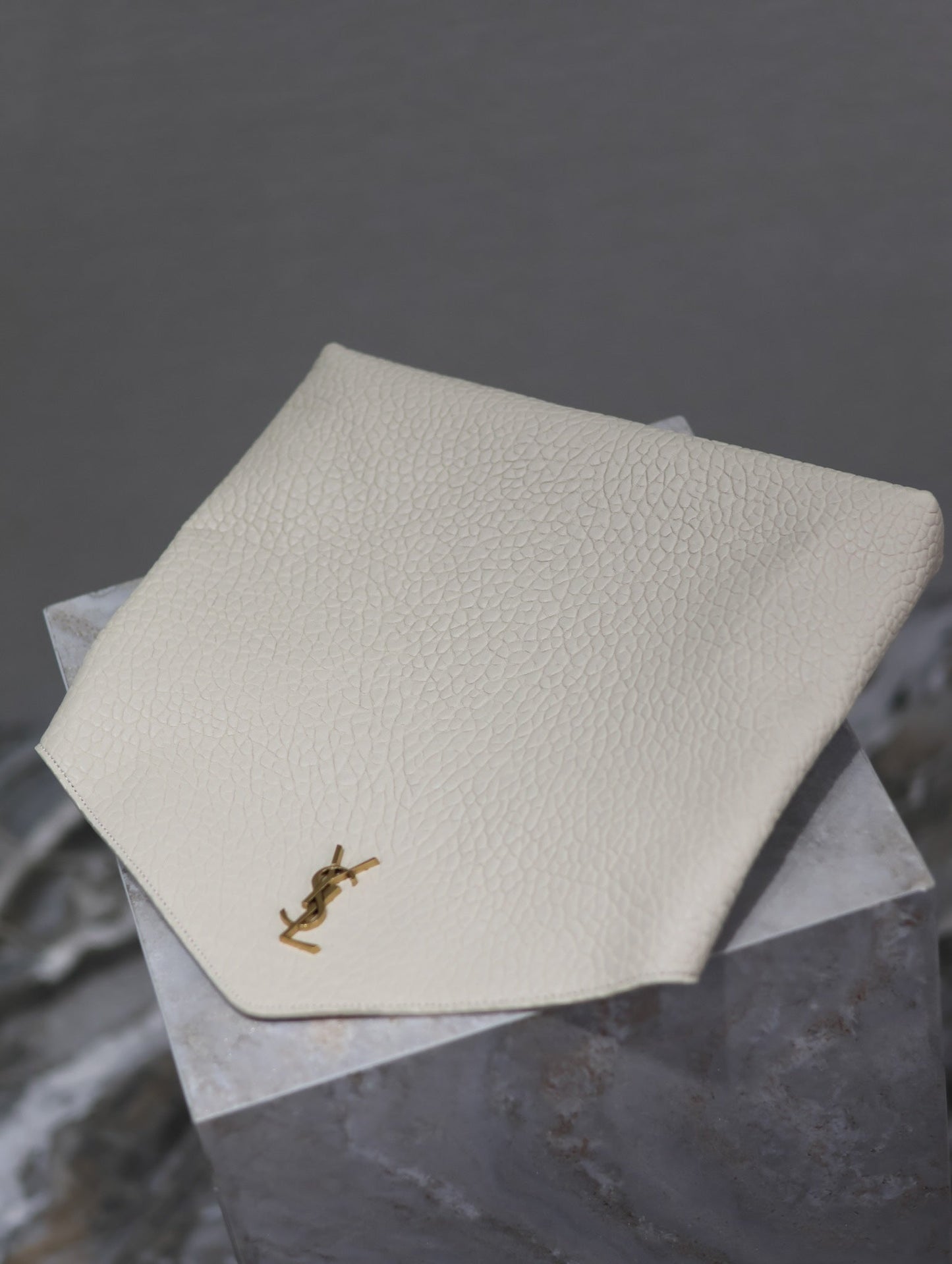 Pochette enveloppe 29 pouces en cuir d'agneau blanc avec logo cuivre