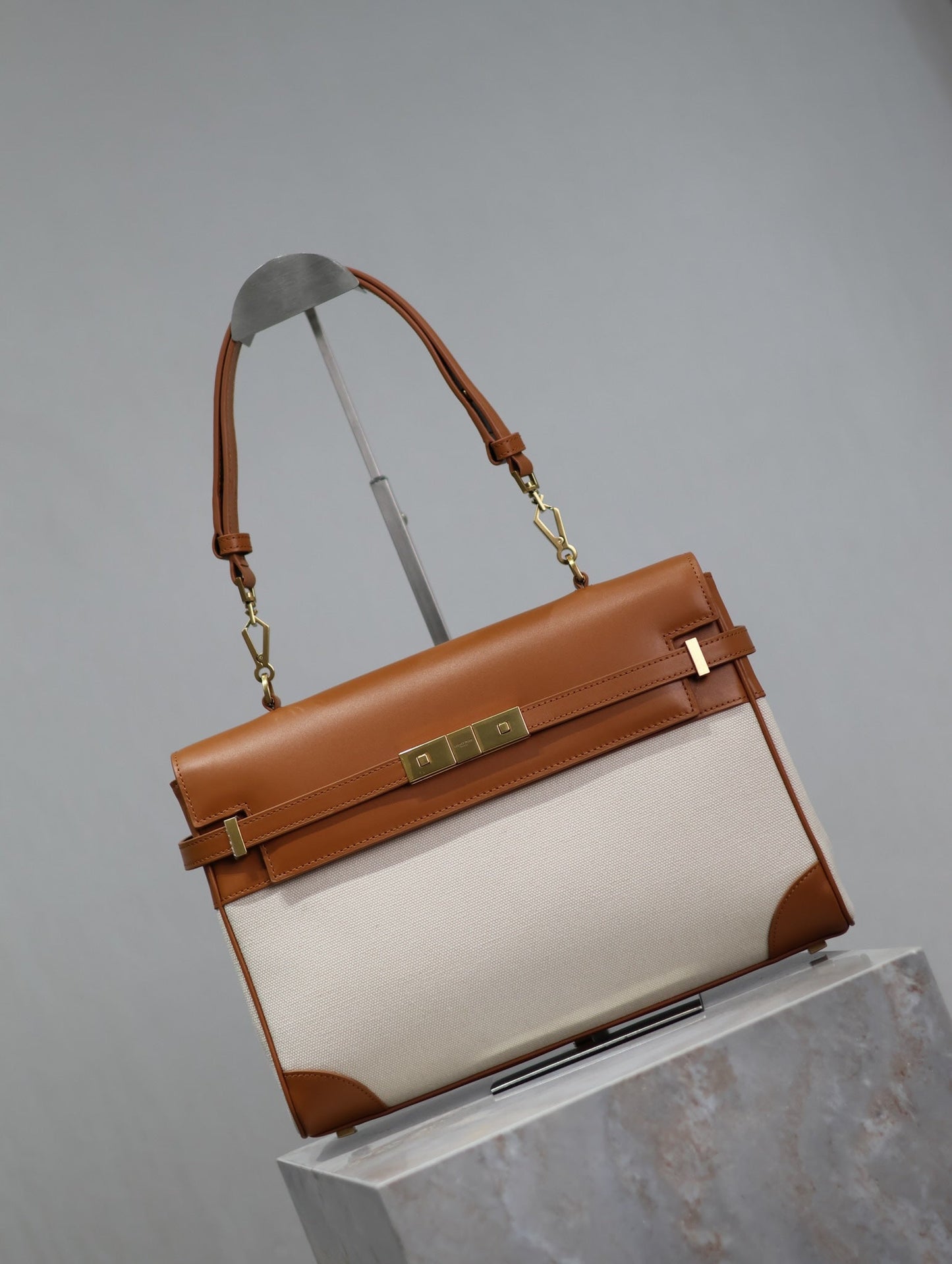 BOLSO MANHATTAN 32 EN PIEL DE BECERRO MARRÓN Y LONA BLANCA CON HERRAJES DORADOS