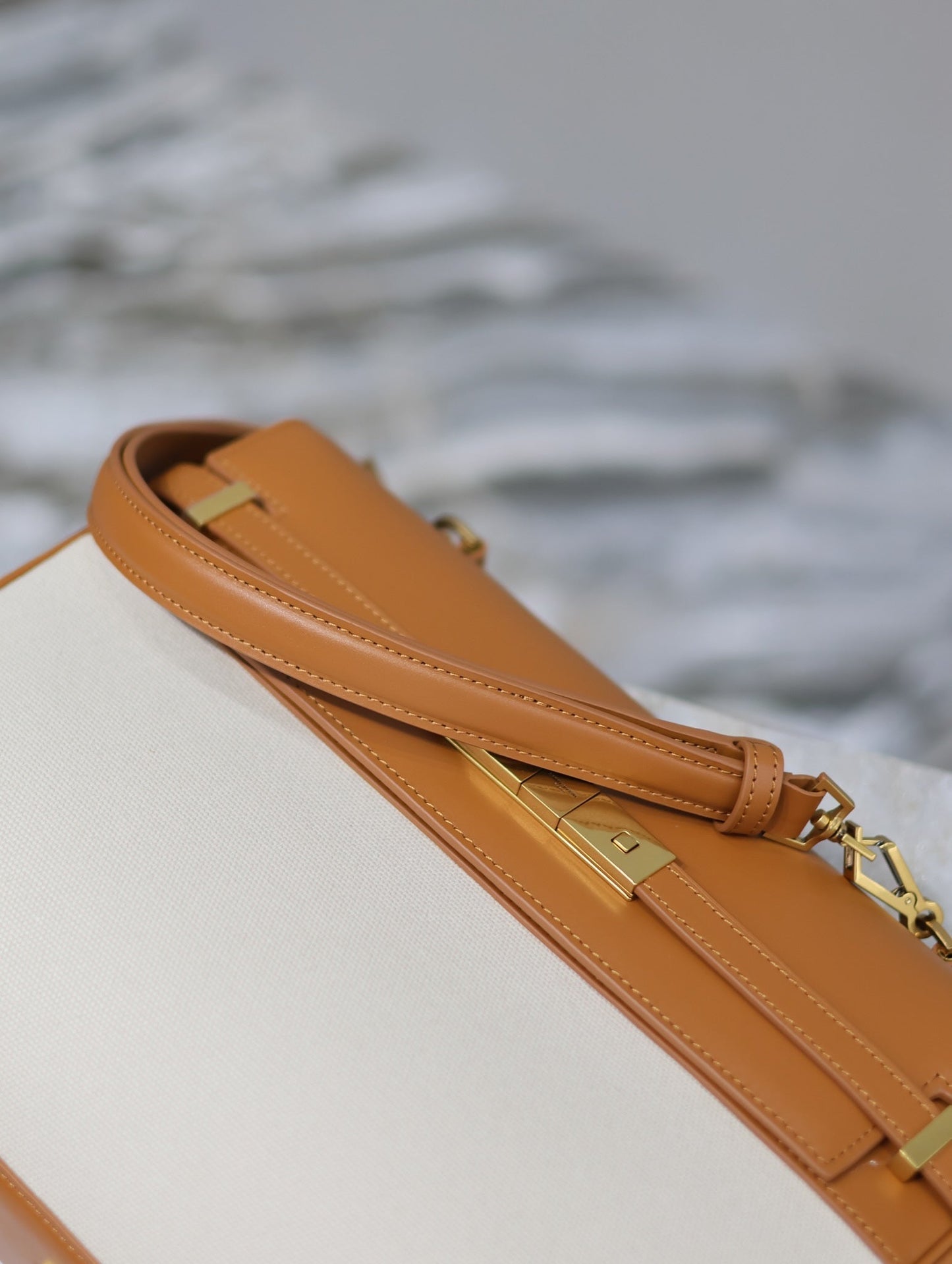 BOLSO MANHATTAN 32 EN PIEL DE BECERRO MARRÓN Y LONA BLANCA CON HERRAJES DORADOS