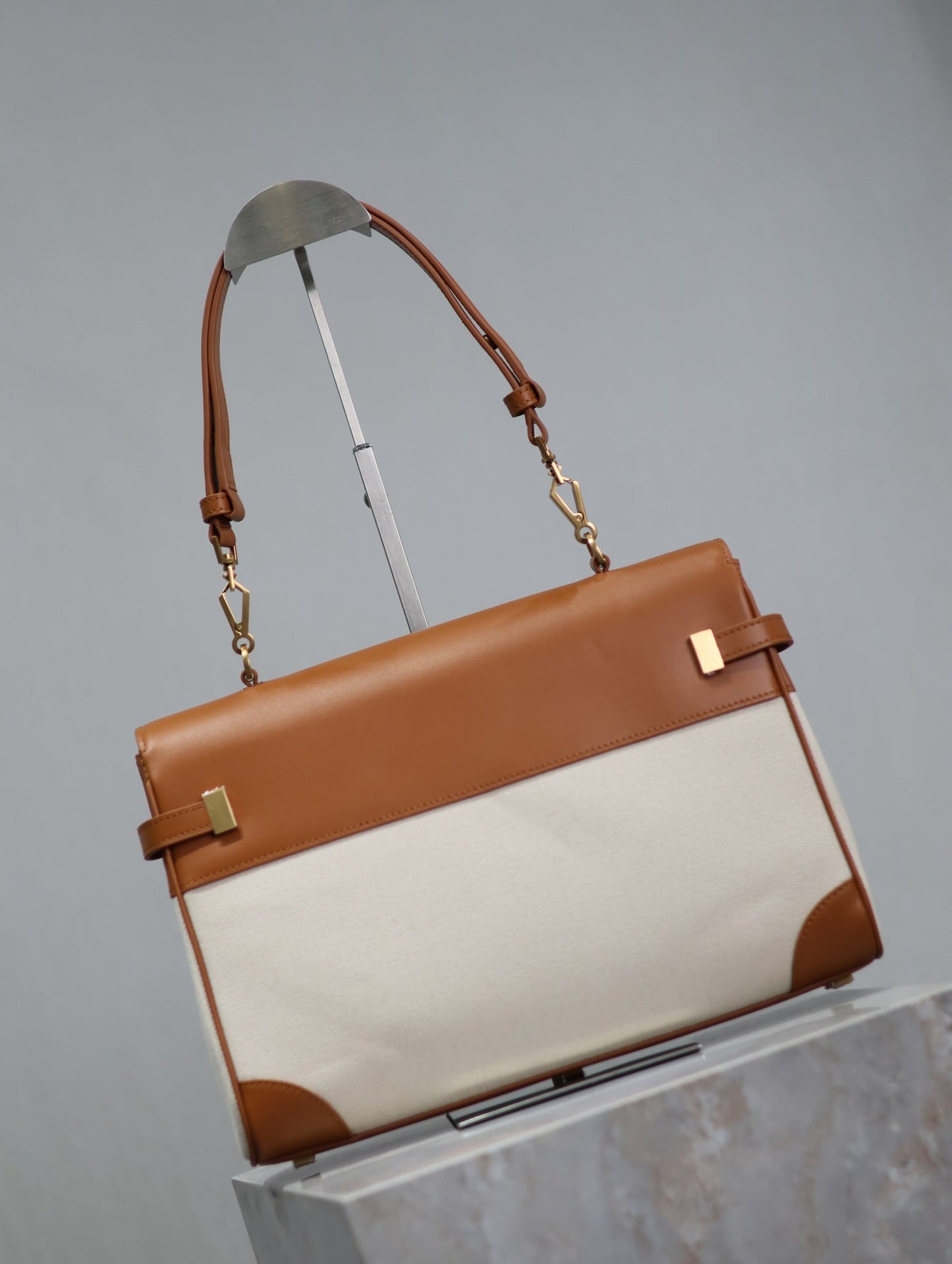 BOLSO MANHATTAN 32 EN PIEL DE BECERRO MARRÓN Y LONA BLANCA CON HERRAJES DORADOS