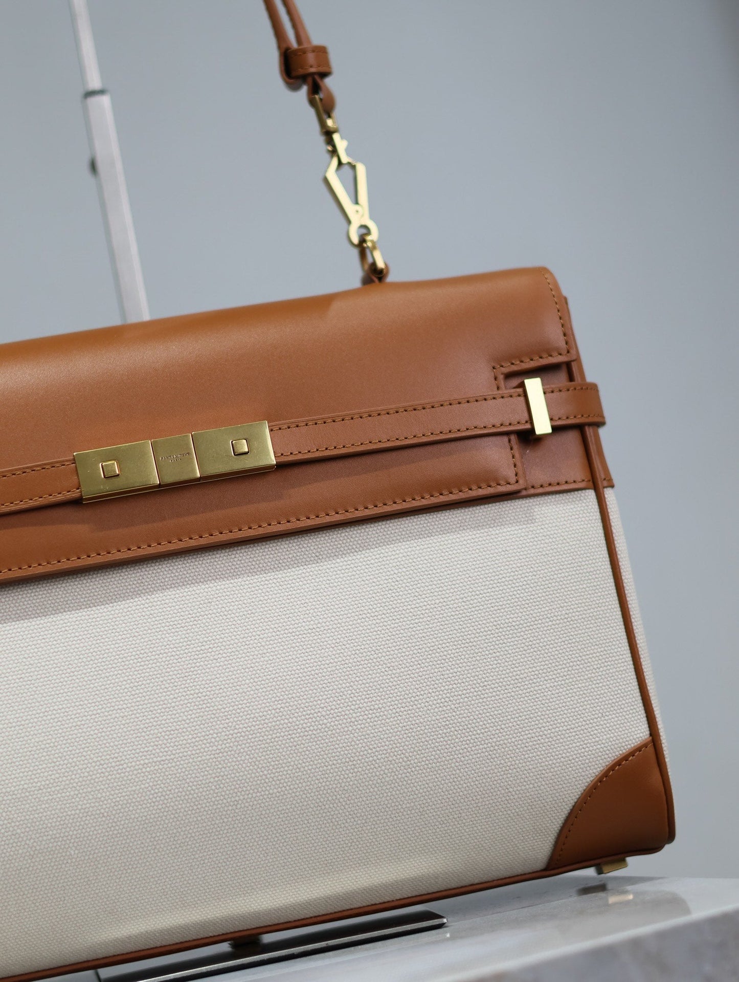 BOLSO MANHATTAN 32 EN PIEL DE BECERRO MARRÓN Y LONA BLANCA CON HERRAJES DORADOS