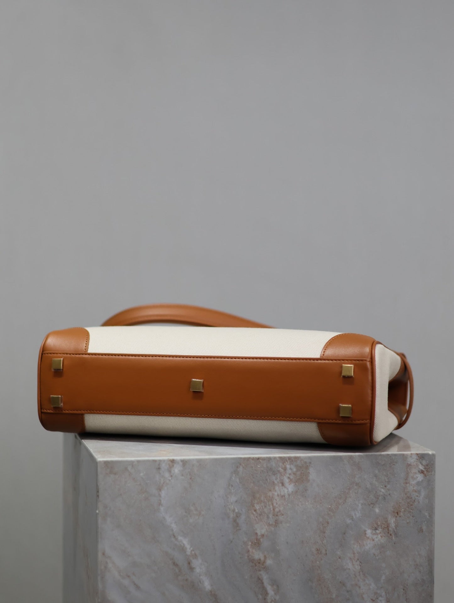BOLSO MANHATTAN 32 EN PIEL DE BECERRO MARRÓN Y LONA BLANCA CON HERRAJES DORADOS