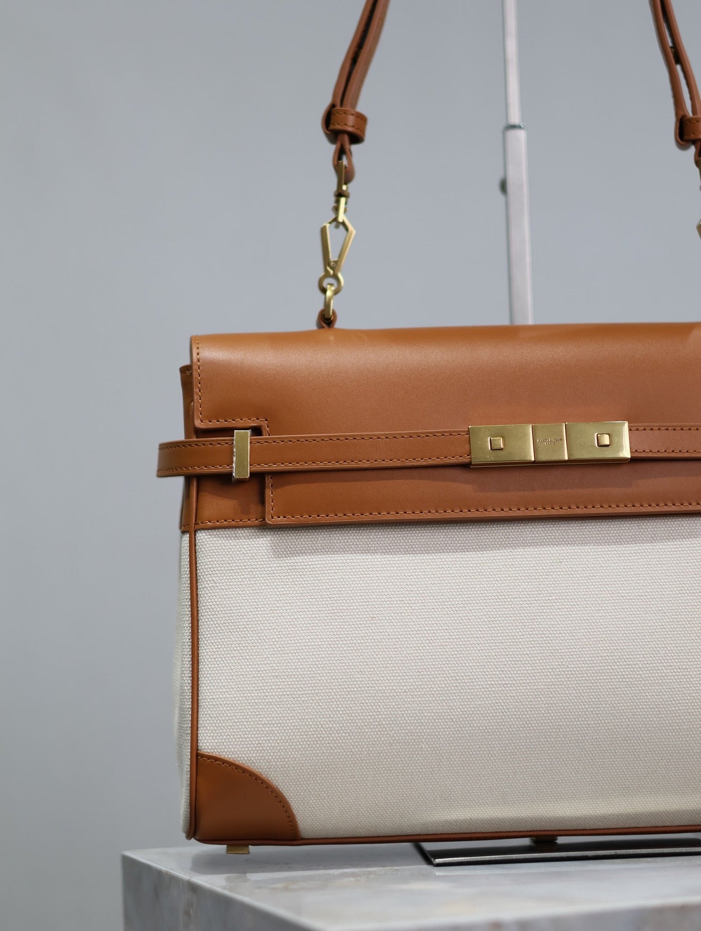 BOLSO MANHATTAN 32 EN PIEL DE BECERRO MARRÓN Y LONA BLANCA CON HERRAJES DORADOS