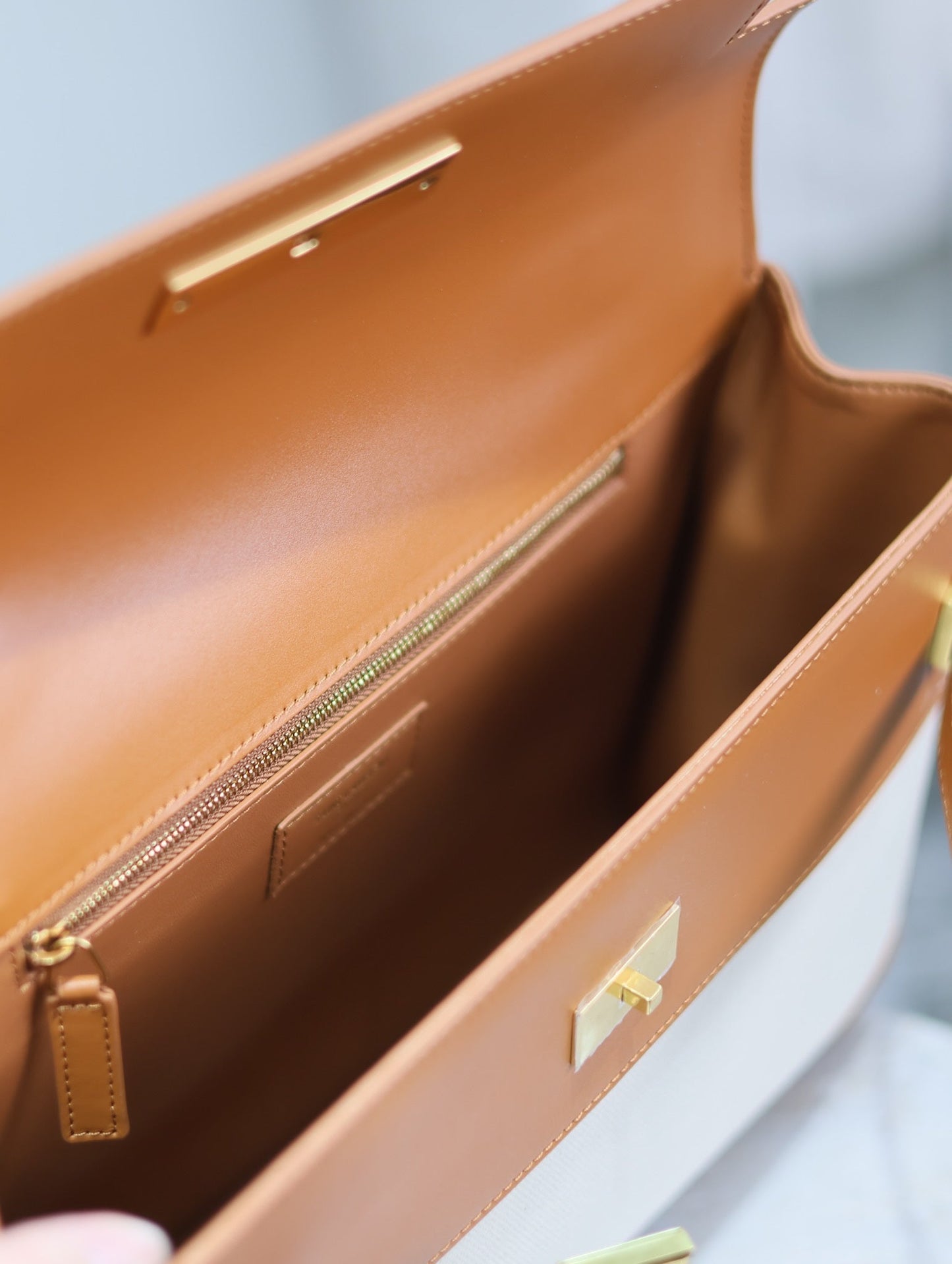 BOLSO MANHATTAN 32 EN PIEL DE BECERRO MARRÓN Y LONA BLANCA CON HERRAJES DORADOS