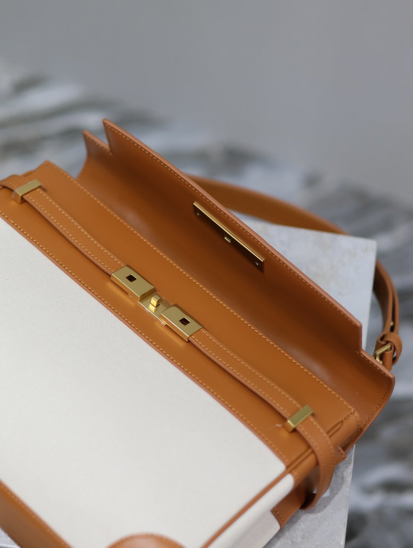 BOLSO MANHATTAN 32 EN PIEL DE BECERRO MARRÓN Y LONA BLANCA CON HERRAJES DORADOS