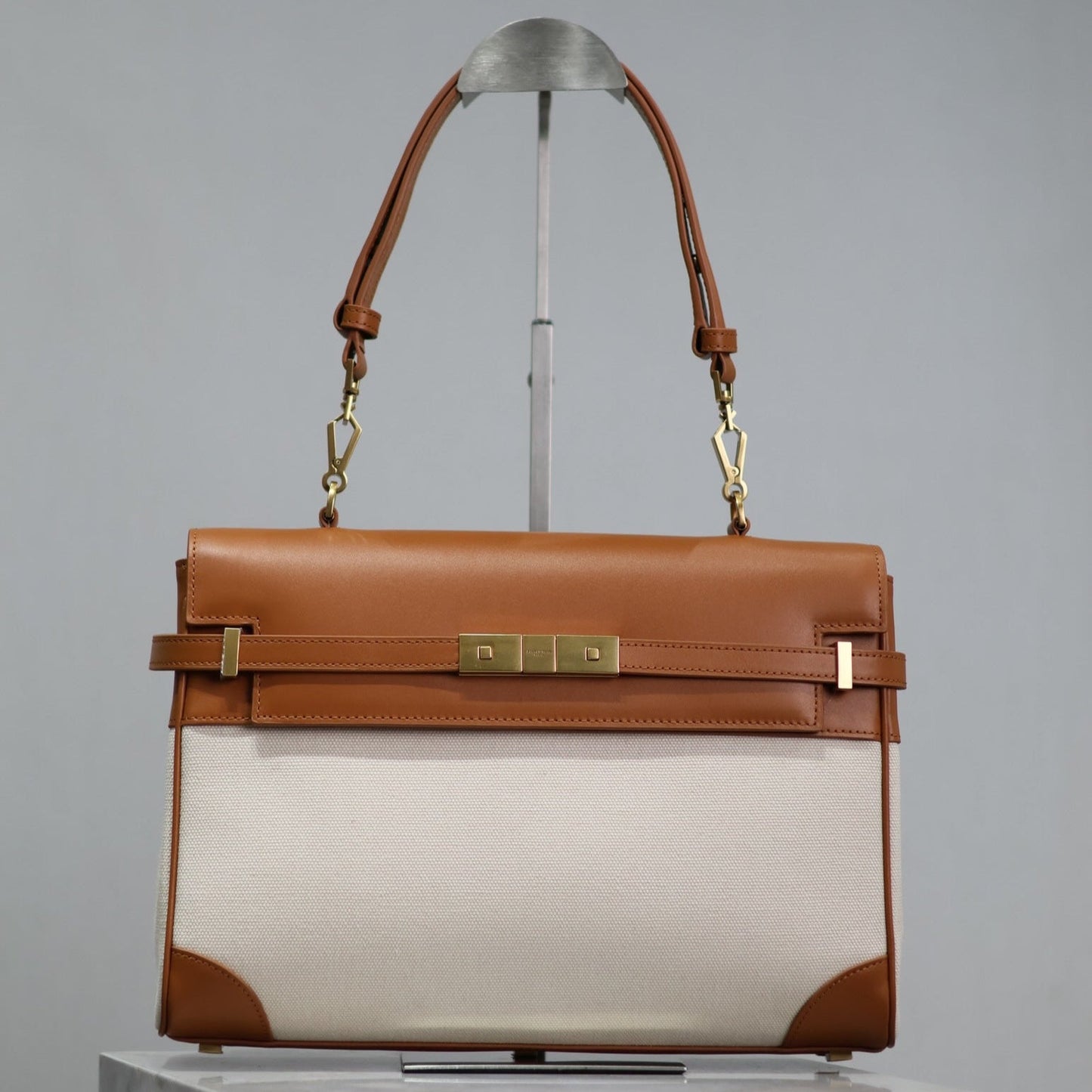 BOLSO MANHATTAN 32 EN PIEL DE BECERRO MARRÓN Y LONA BLANCA CON HERRAJES DORADOS