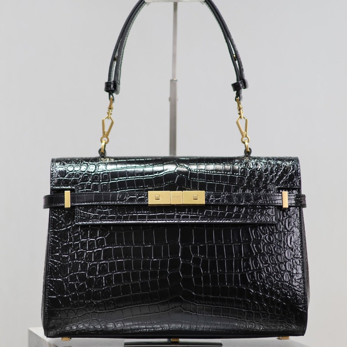 BOLSO DE MANHATTAN 32 EN PIEL DE BECERRO NEGRA CON RELIEVE DE COCODRILO Y HERRAJES DORADOS