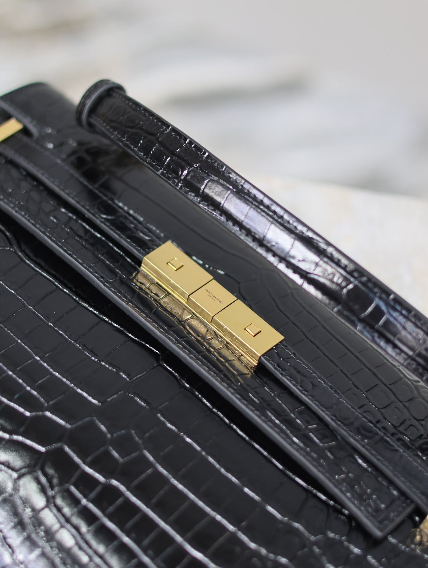 BOLSO DE MANHATTAN 32 EN PIEL DE BECERRO NEGRA CON RELIEVE DE COCODRILO Y HERRAJES DORADOS