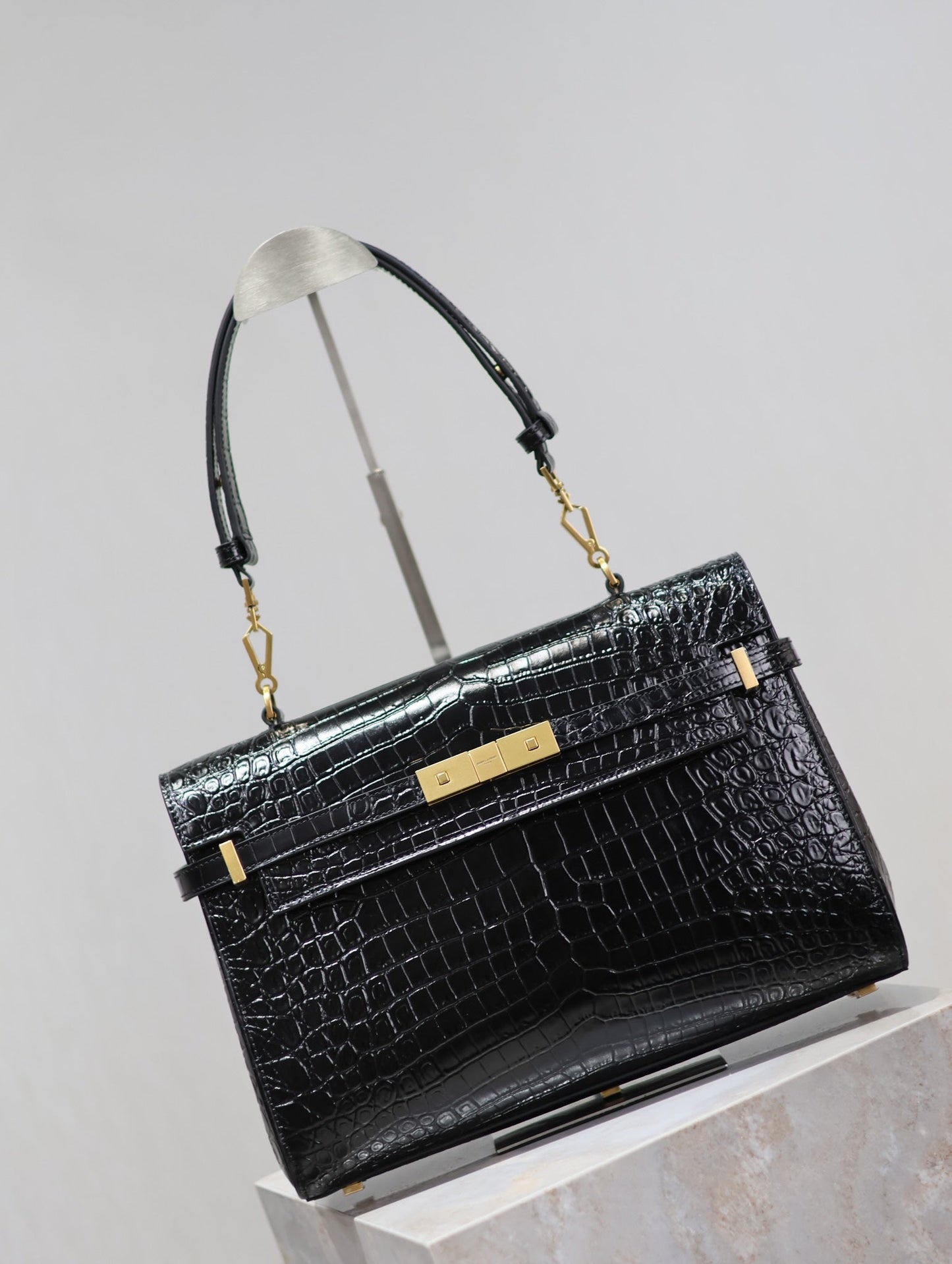 BOLSO DE MANHATTAN 32 EN PIEL DE BECERRO NEGRA CON RELIEVE DE COCODRILO Y HERRAJES DORADOS