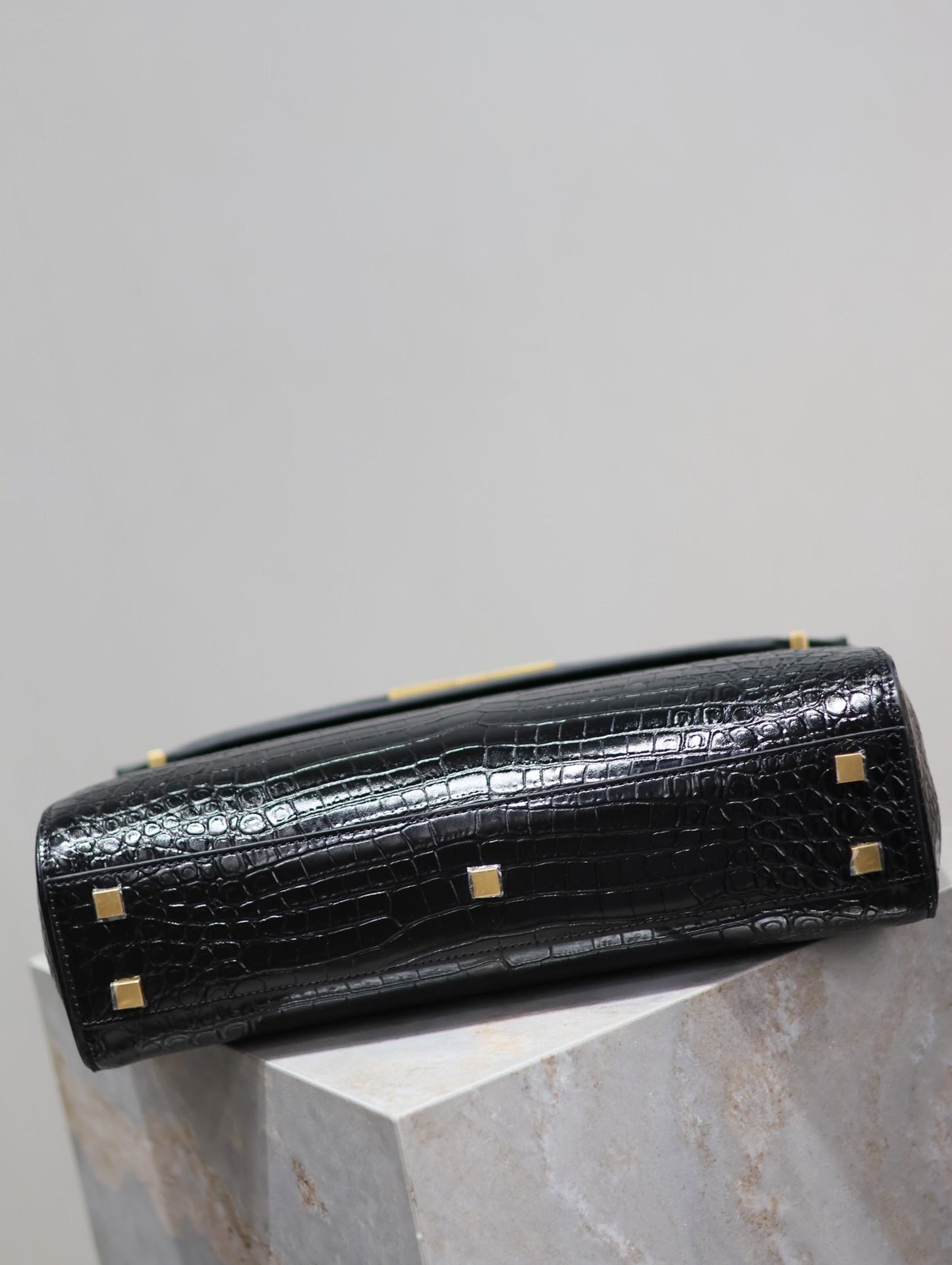 BOLSO DE MANHATTAN 32 EN PIEL DE BECERRO NEGRA CON RELIEVE DE COCODRILO Y HERRAJES DORADOS
