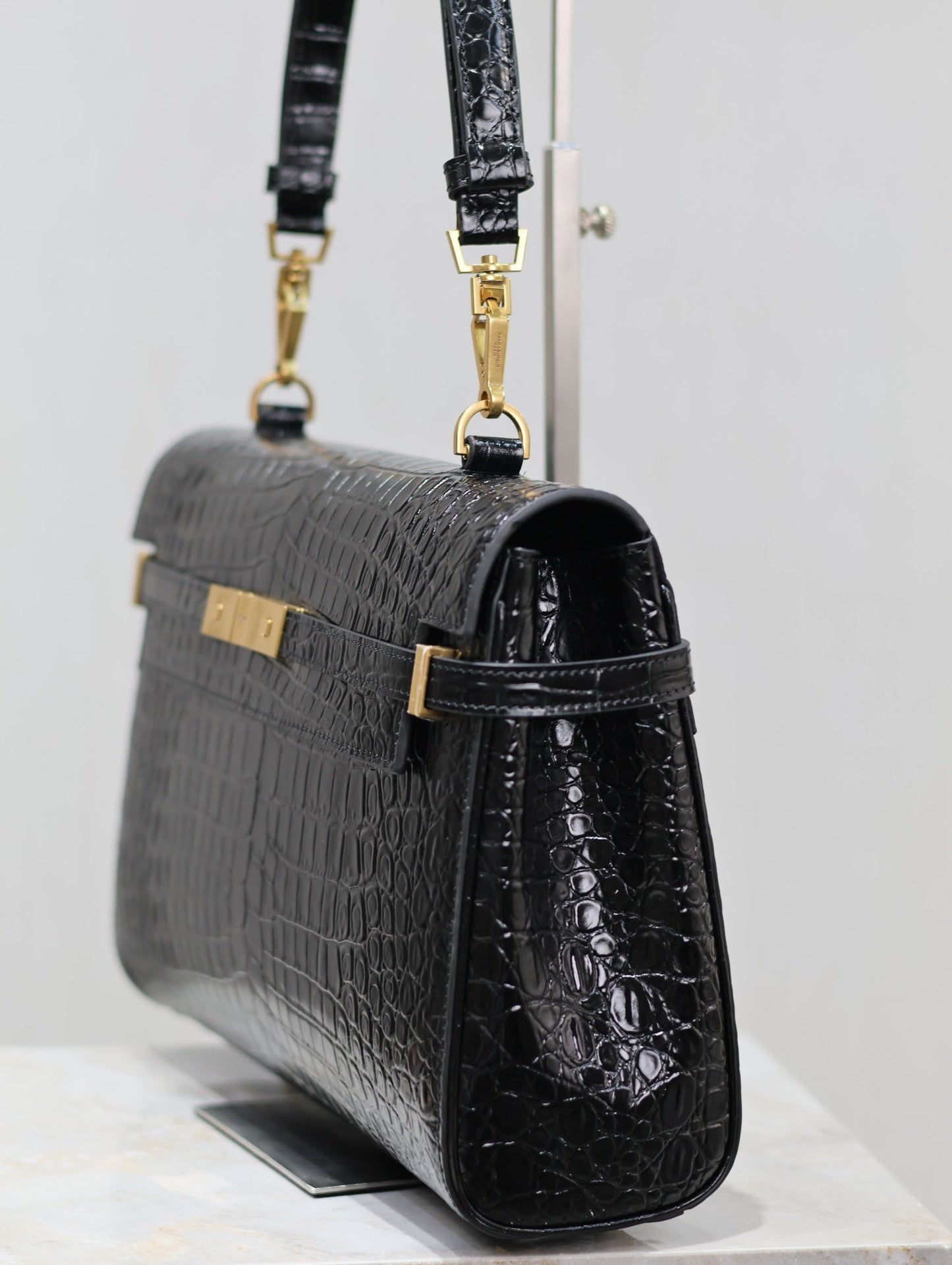 BOLSO DE MANHATTAN 32 EN PIEL DE BECERRO NEGRA CON RELIEVE DE COCODRILO Y HERRAJES DORADOS
