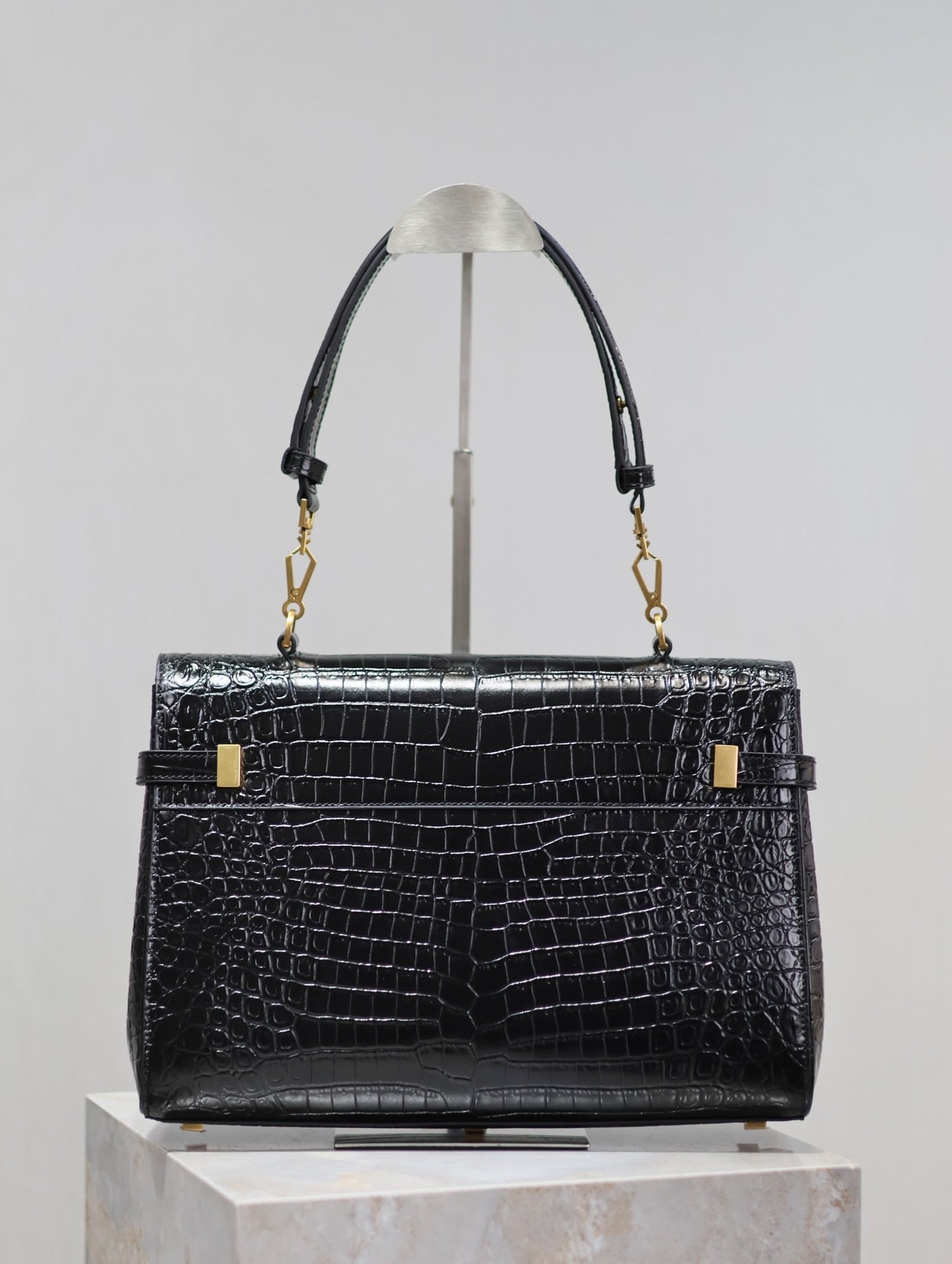 BOLSO DE MANHATTAN 32 EN PIEL DE BECERRO NEGRA CON RELIEVE DE COCODRILO Y HERRAJES DORADOS