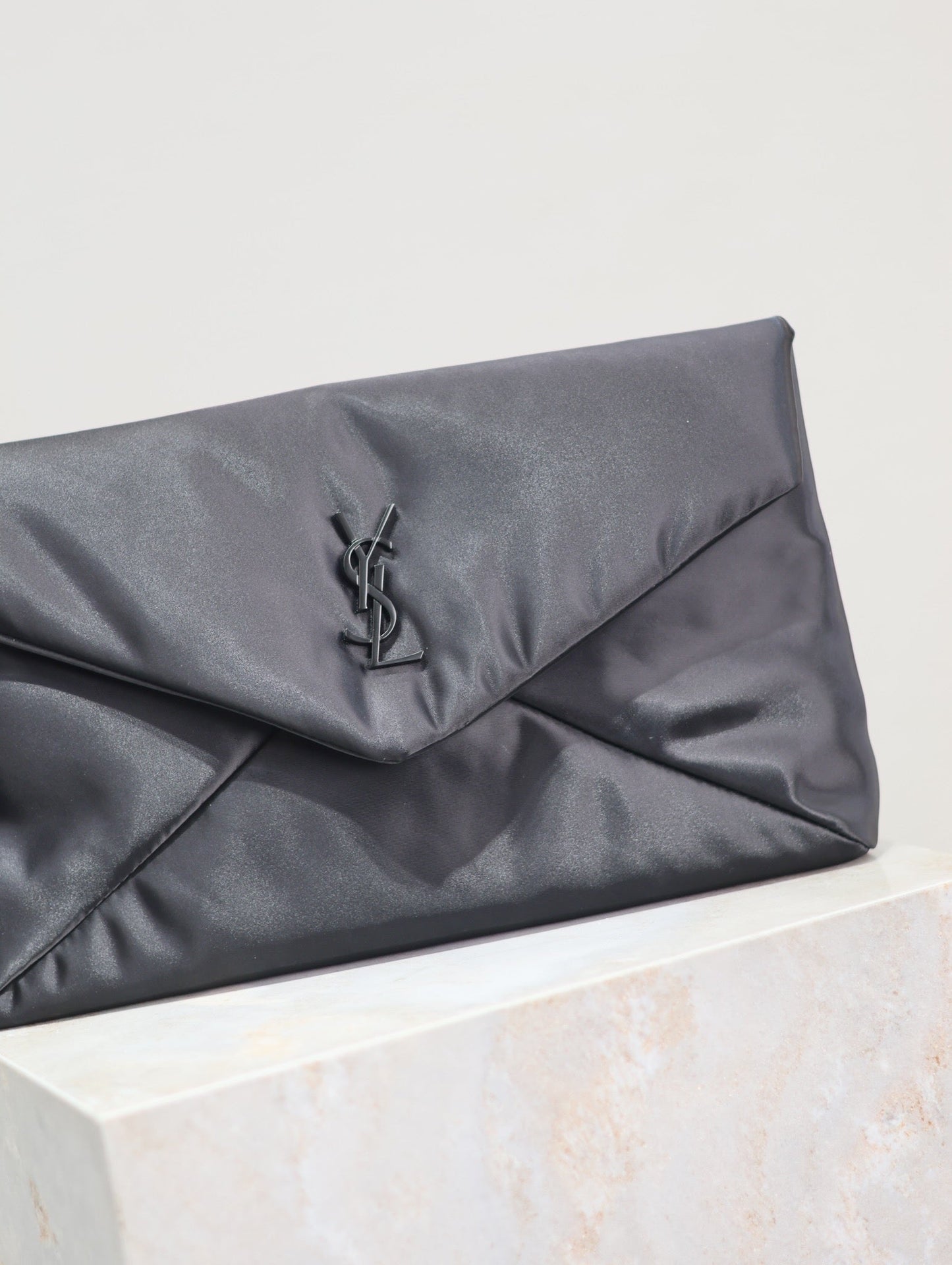 Pochette enveloppe 29 en nylon noir avec logo noir