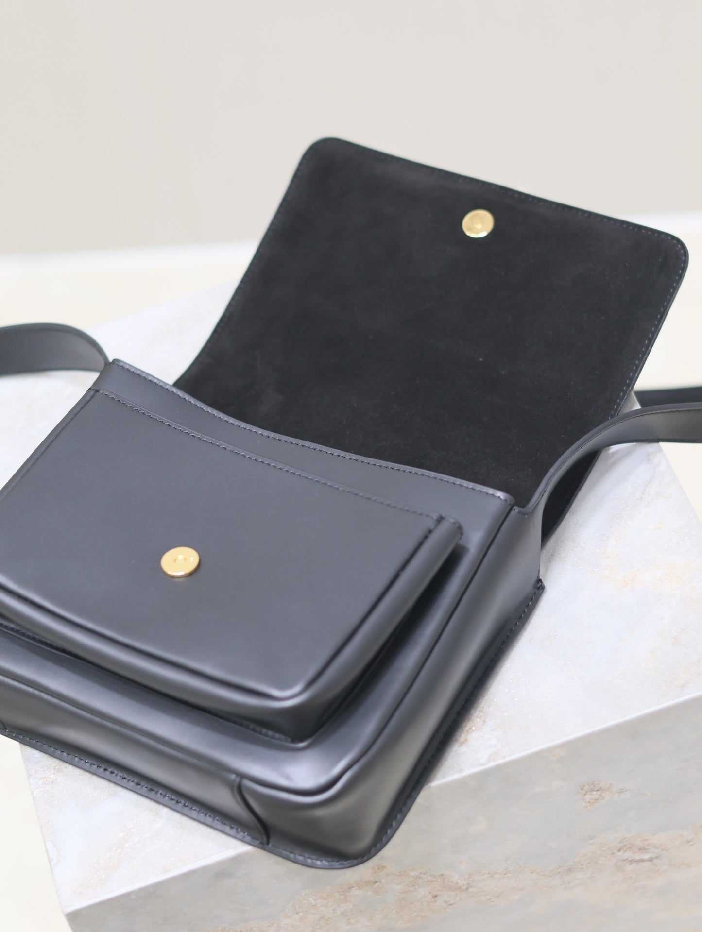 NIKI BABY 22 IN BLACK CALFSKIN GOLD LOGO