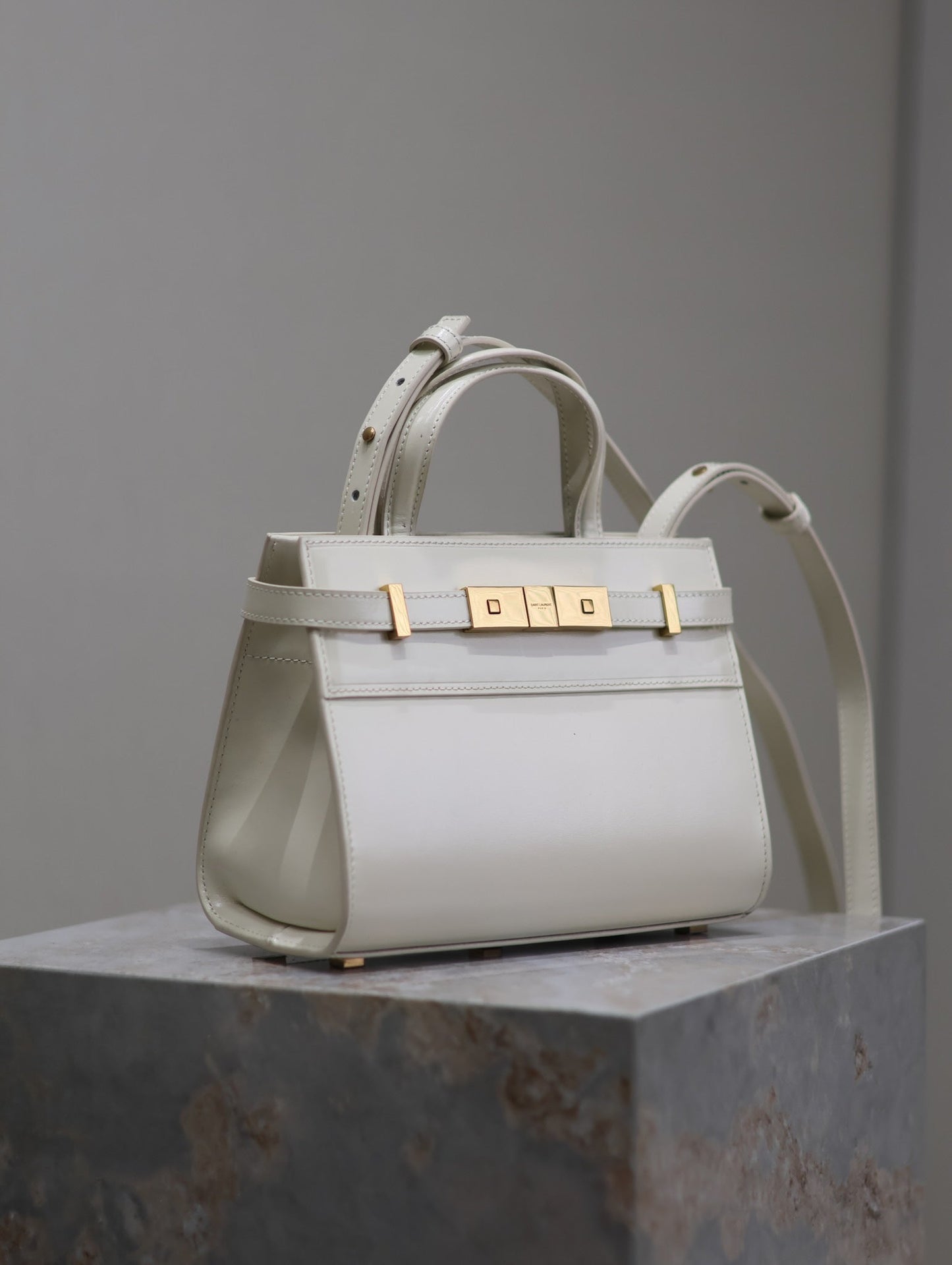 PETIT SAC À MAIN MANHATTAN 21 EN CUIR DE VEAU BLANC, QUINCAILLERIE DORÉE