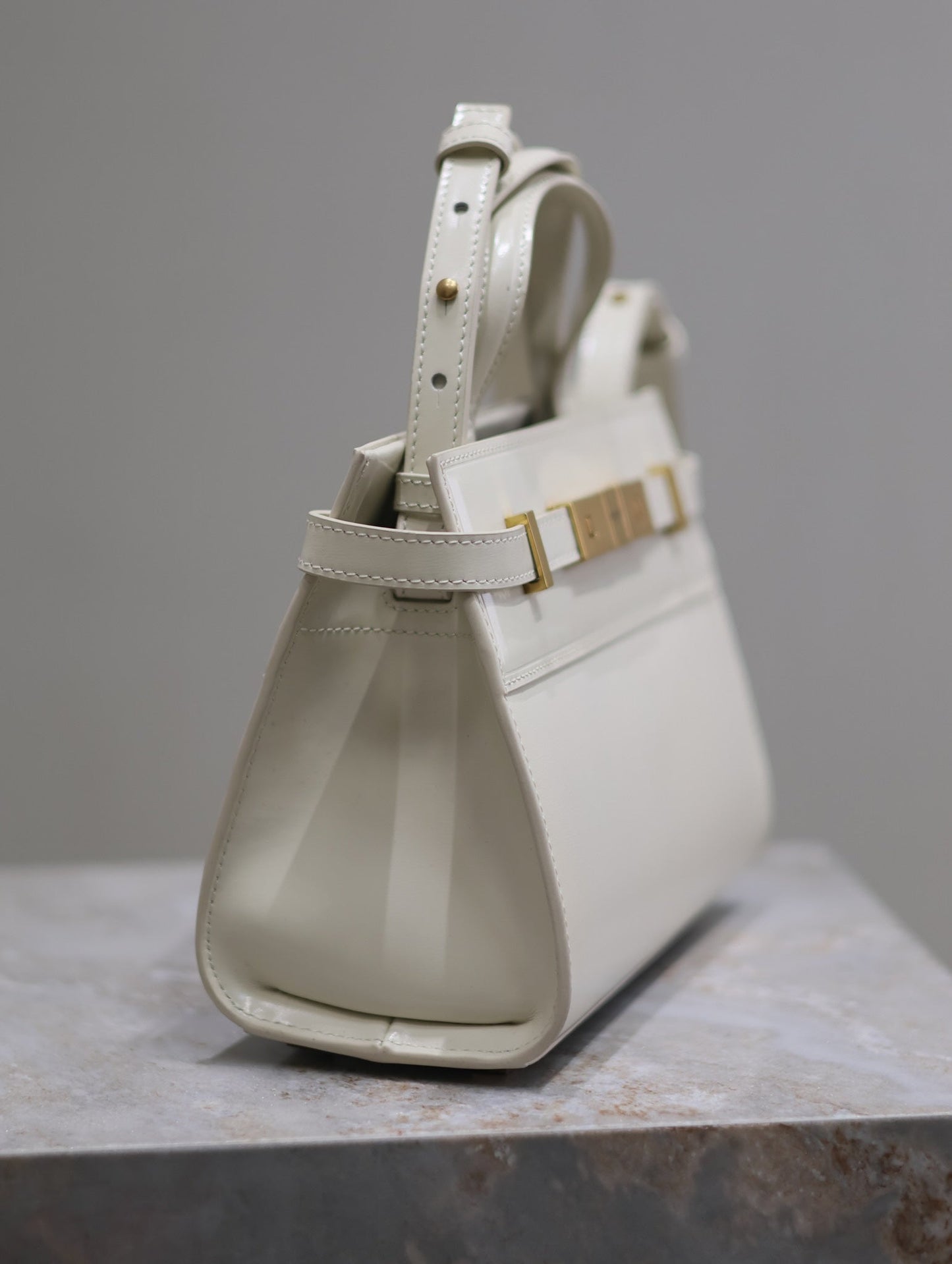 PETIT SAC À MAIN MANHATTAN 21 EN CUIR DE VEAU BLANC, QUINCAILLERIE DORÉE
