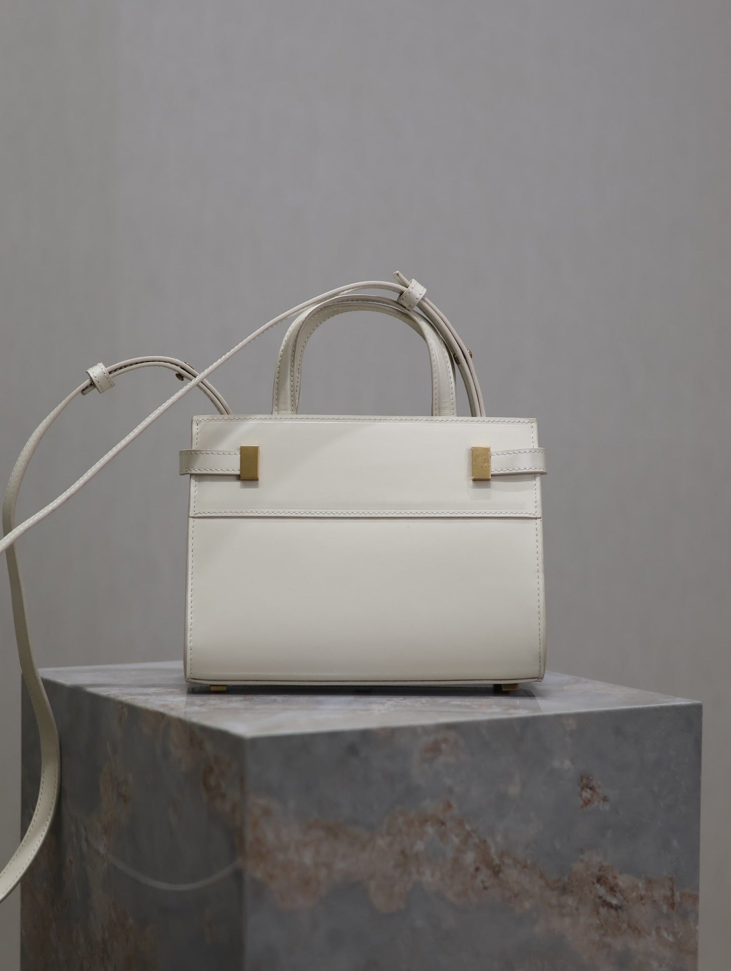 PETIT SAC À MAIN MANHATTAN 21 EN CUIR DE VEAU BLANC, QUINCAILLERIE DORÉE