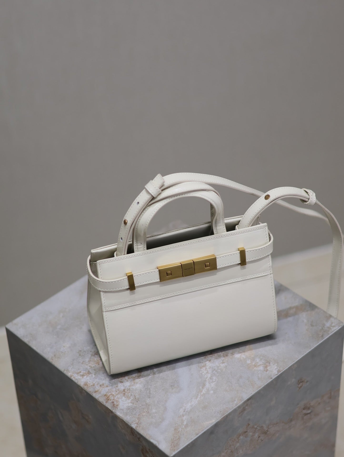 PETIT SAC À MAIN MANHATTAN 21 EN CUIR DE VEAU BLANC, QUINCAILLERIE DORÉE