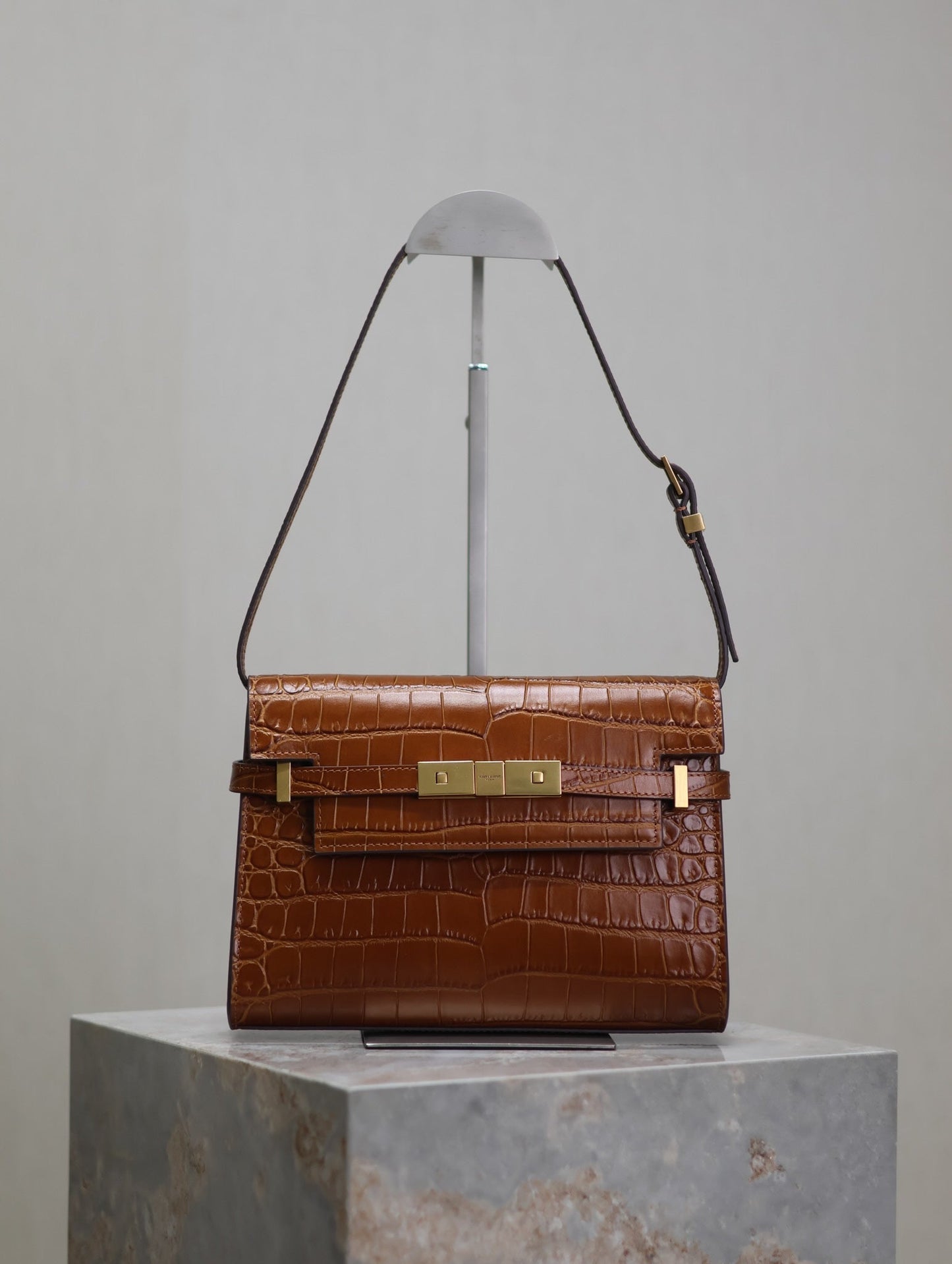 MANHATTAN SMALL 24 EN CUIR DE VEAU MARRON MOTIF CROCODILE BOUCLE OR