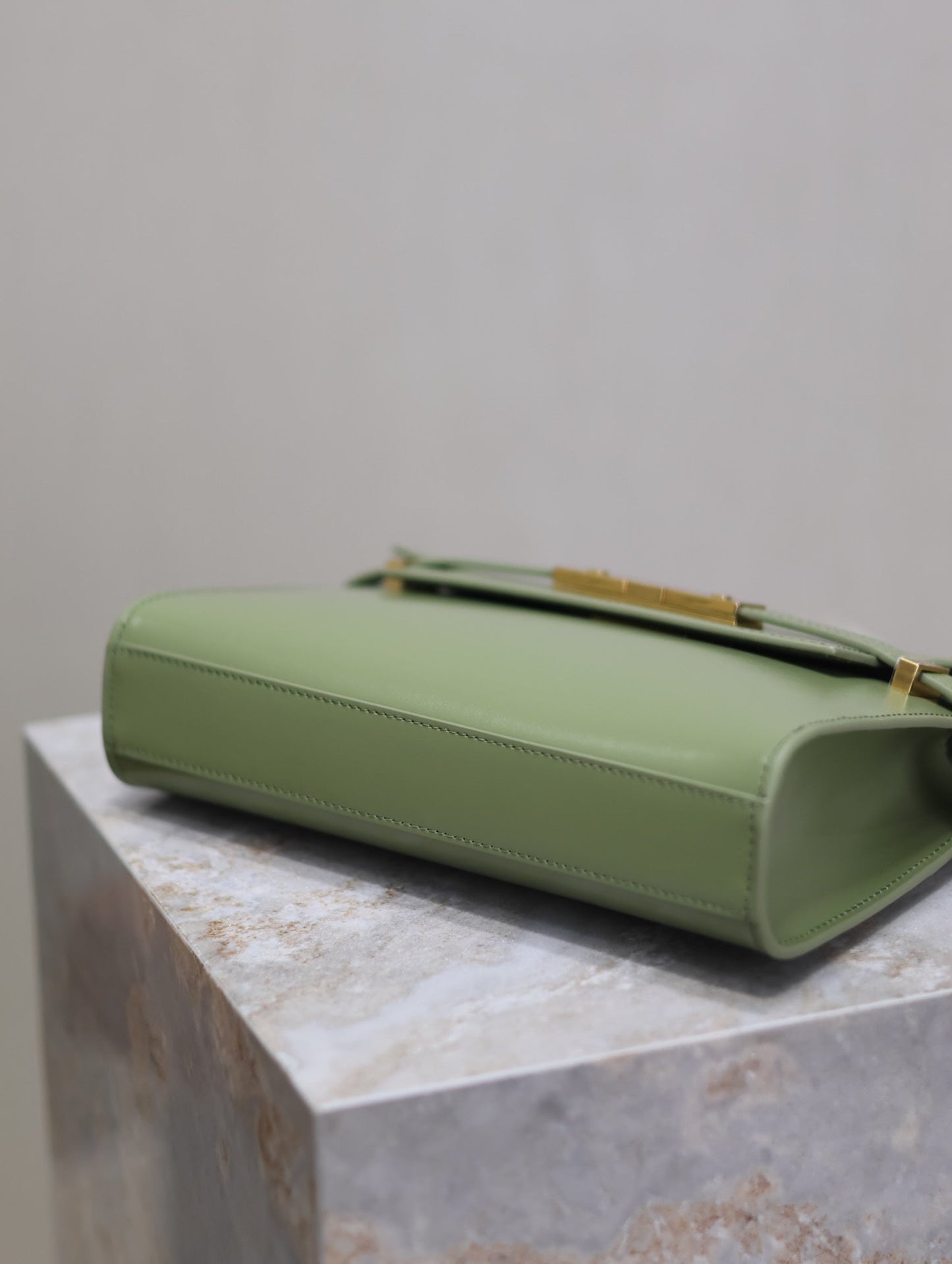 MANHATTAN SMALL 24 EN CUIR D'AGNEAU LISSE VERT OLIVE QUINCAILLERIE DORÉ