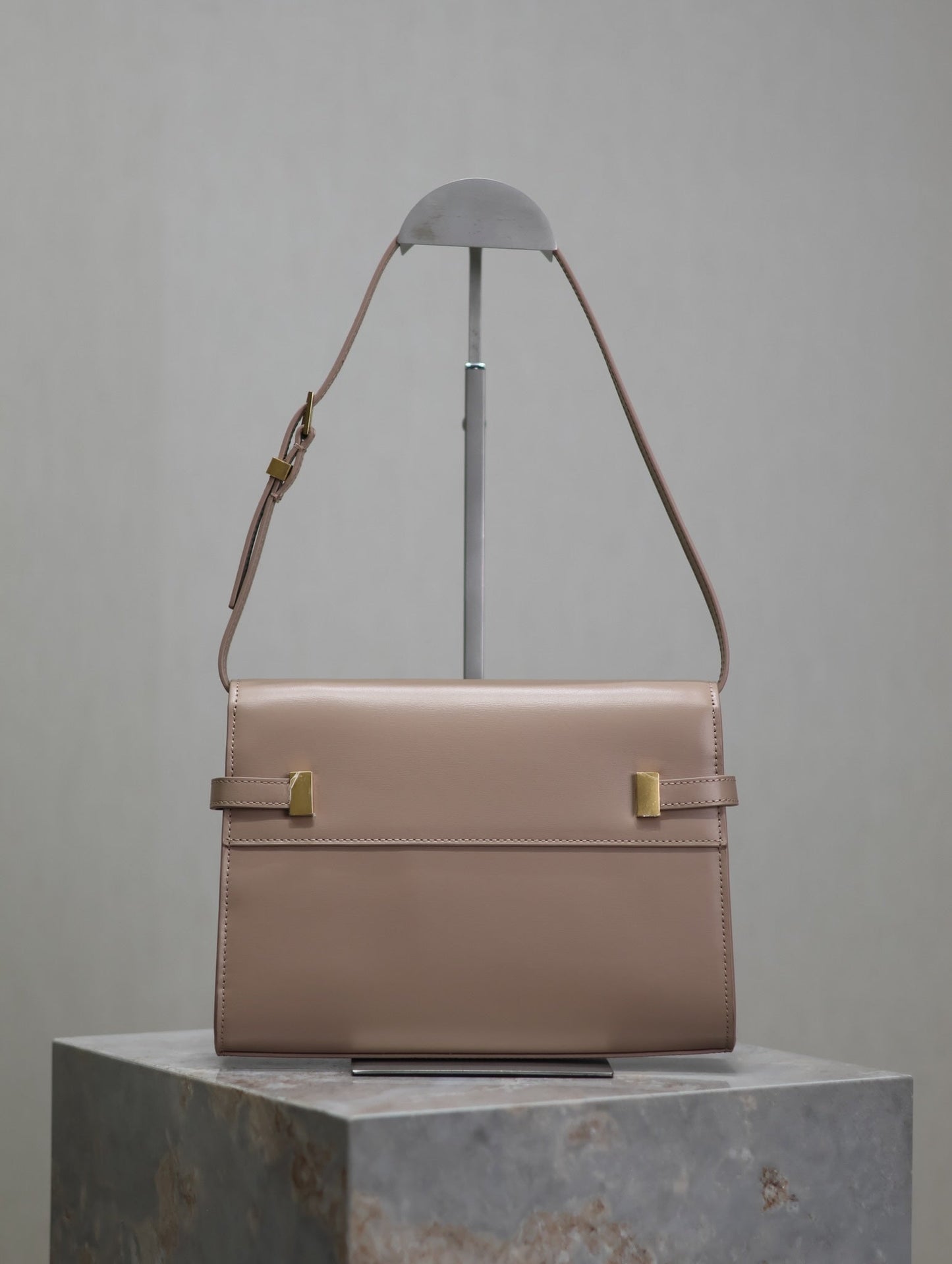 MANHATTAN SMALL 24 EN CUIR D'AGNEAU LISSE BEIGE FONCÉ QUINCAILLERIE DORÉ