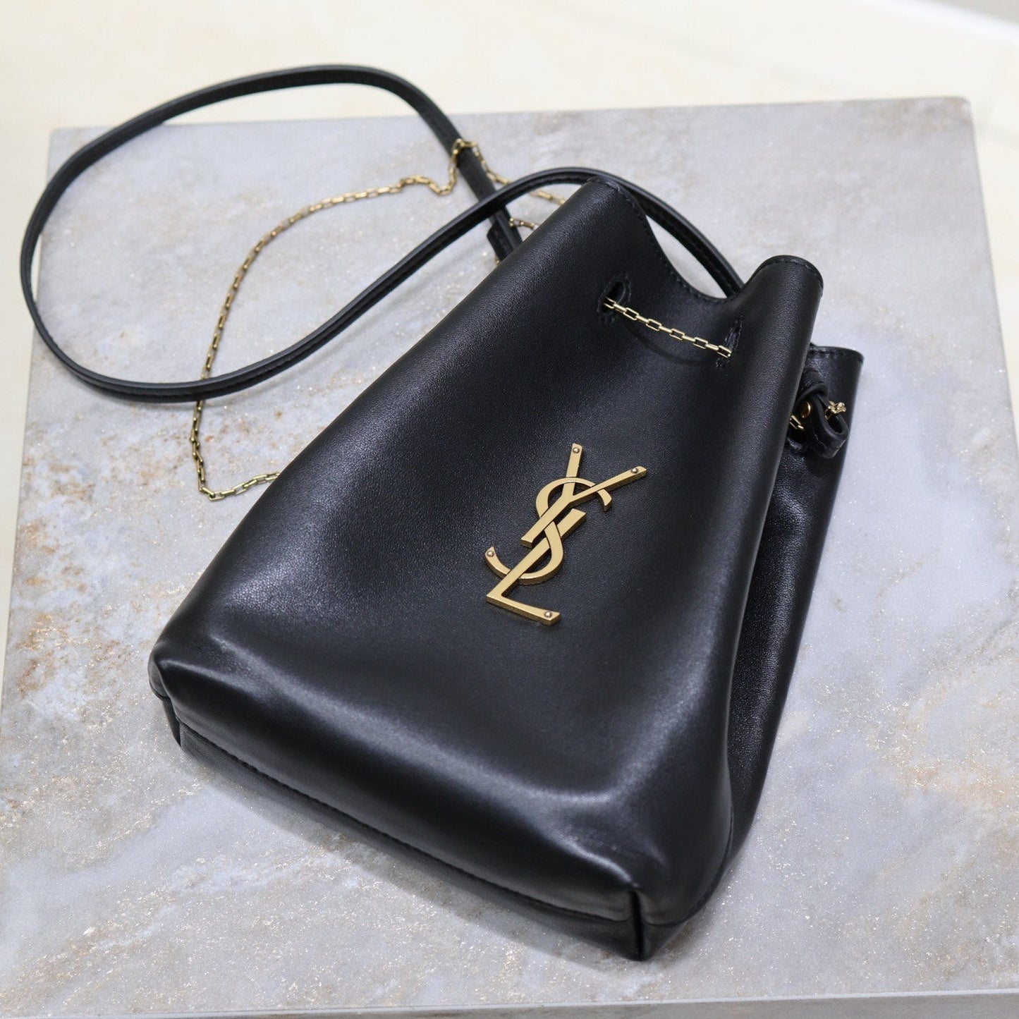 BOLSO POCHON BUCKET 20 EN PIEL DE CORDERO NEGRA CON HERRAJES DORADOS