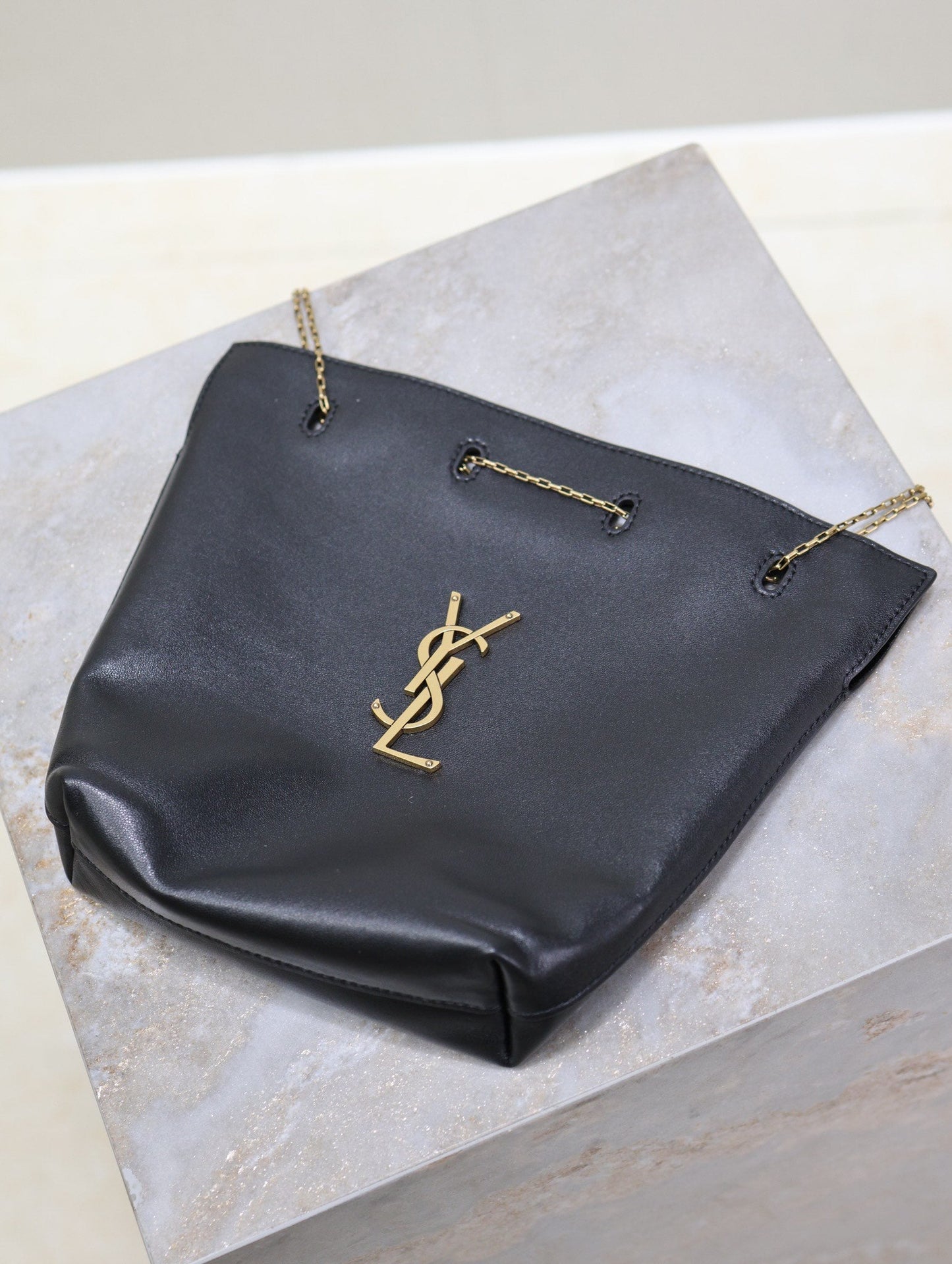 BOLSO POCHON BUCKET 20 EN PIEL DE CORDERO NEGRA CON HERRAJES DORADOS