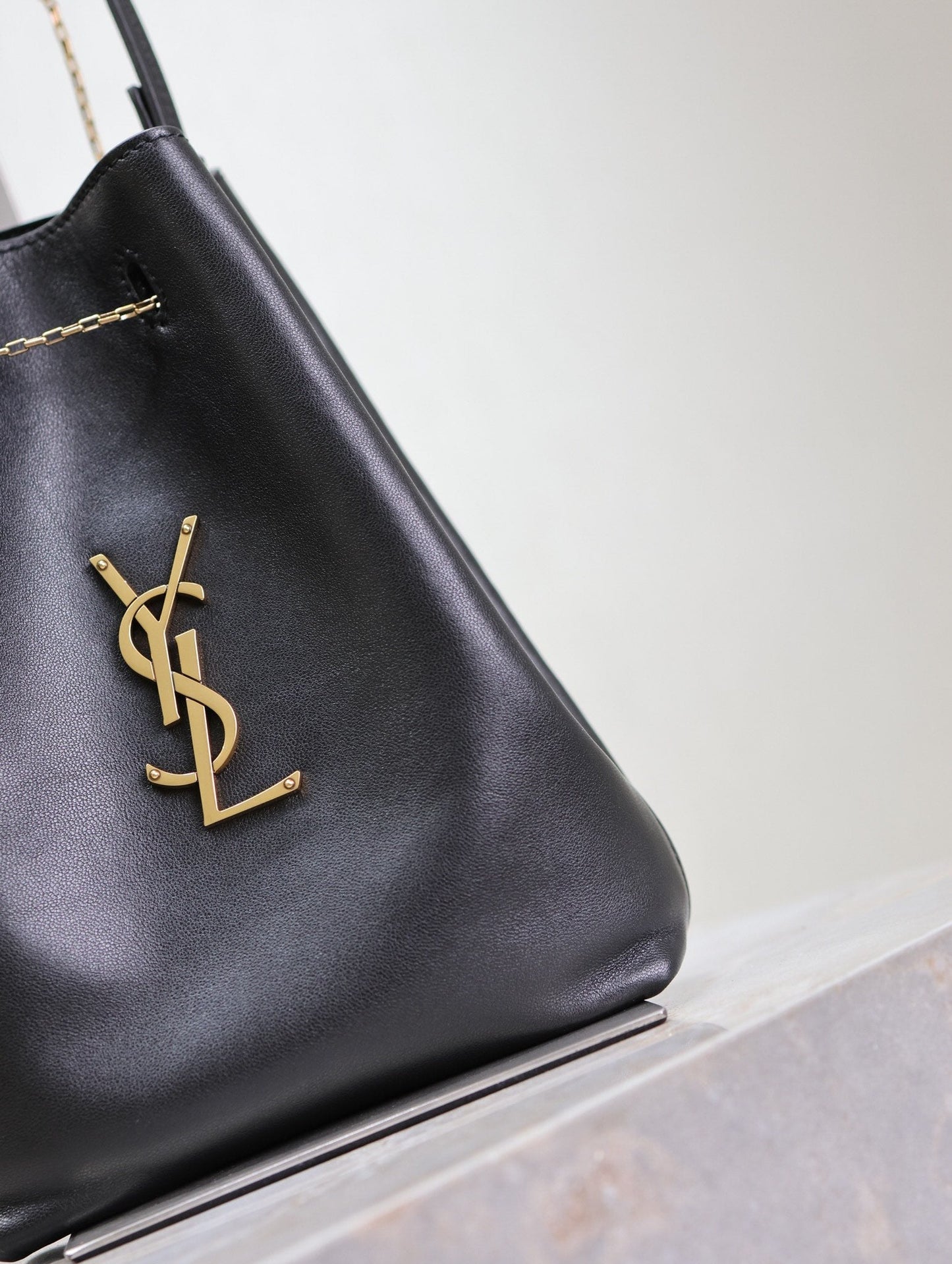 BOLSO POCHON BUCKET 20 EN PIEL DE CORDERO NEGRA CON HERRAJES DORADOS