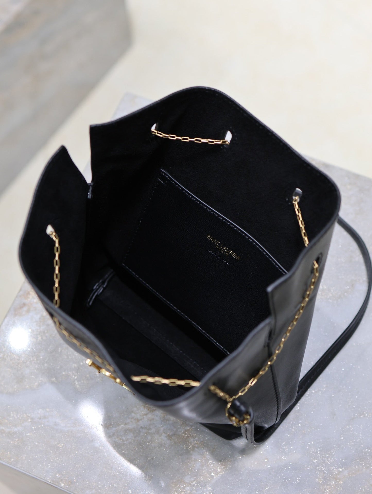 BOLSO POCHON BUCKET 20 EN PIEL DE CORDERO NEGRA CON HERRAJES DORADOS