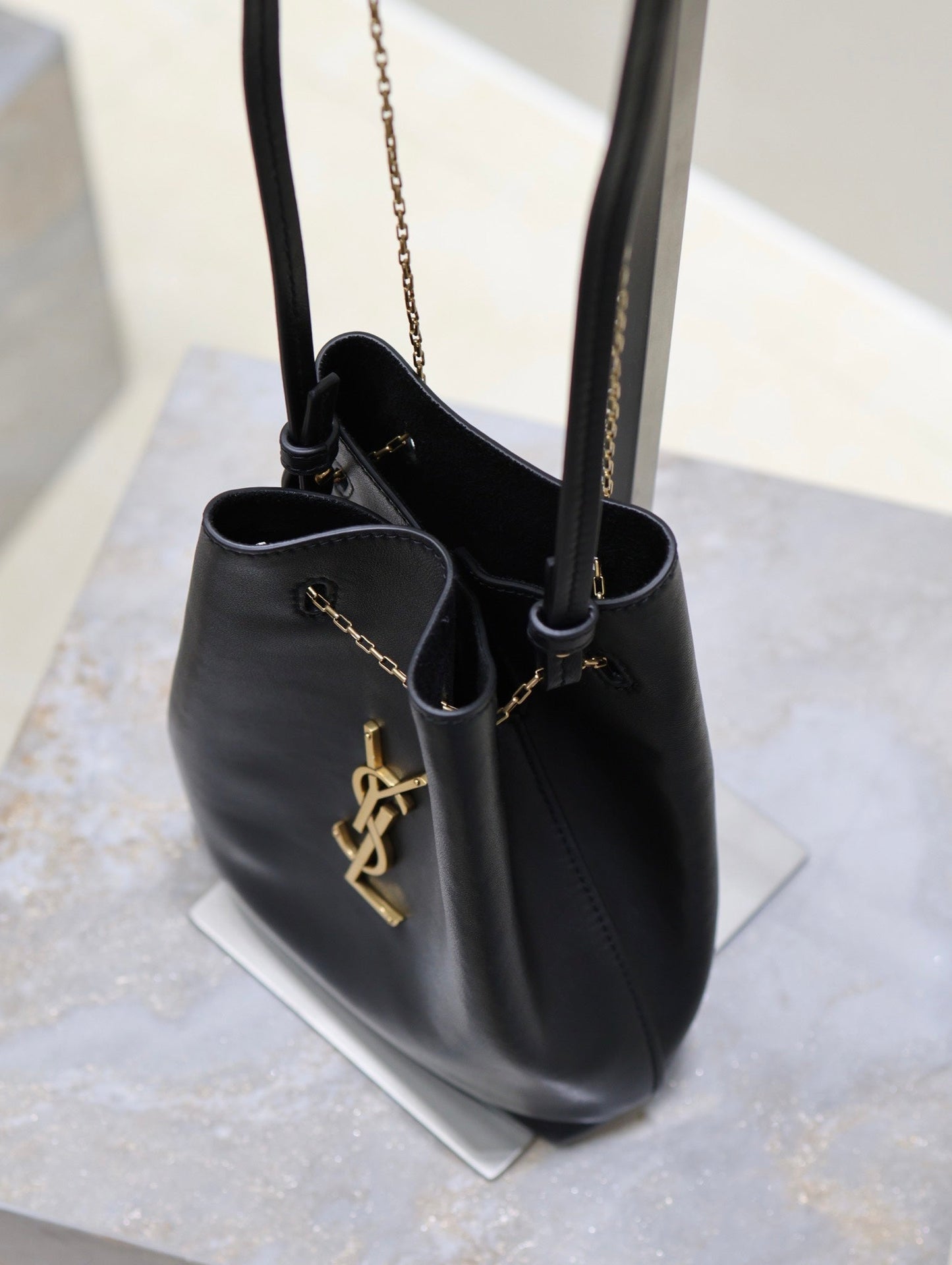 BOLSO POCHON BUCKET 20 EN PIEL DE CORDERO NEGRA CON HERRAJES DORADOS