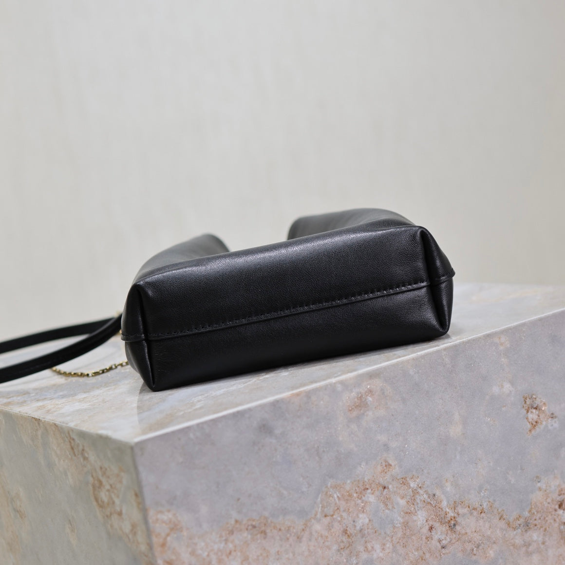 BOLSO POCHON BUCKET 20 EN PIEL DE CORDERO NEGRA CON HERRAJES DORADOS