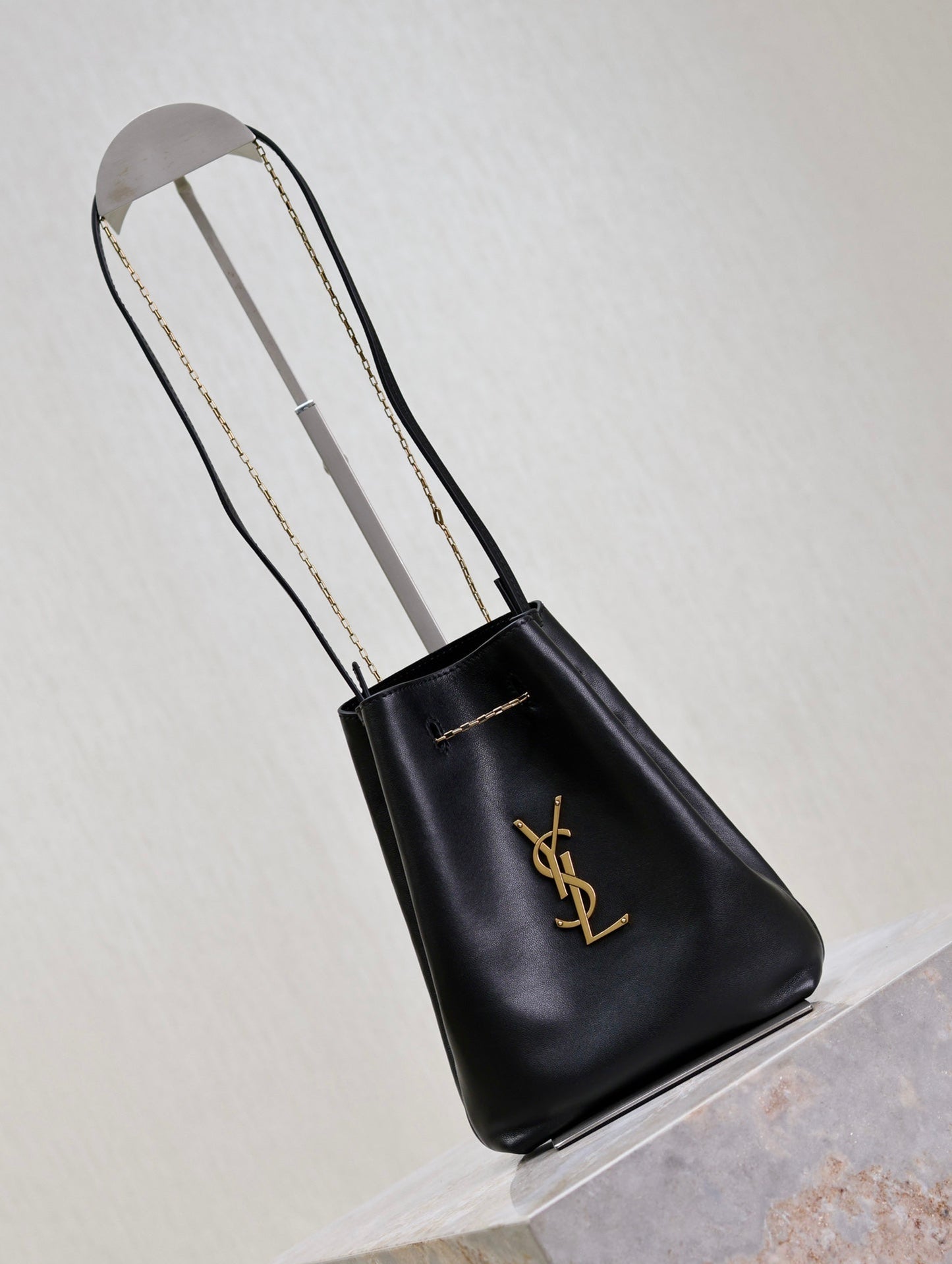 BOLSO POCHON BUCKET 20 EN PIEL DE CORDERO NEGRA CON HERRAJES DORADOS