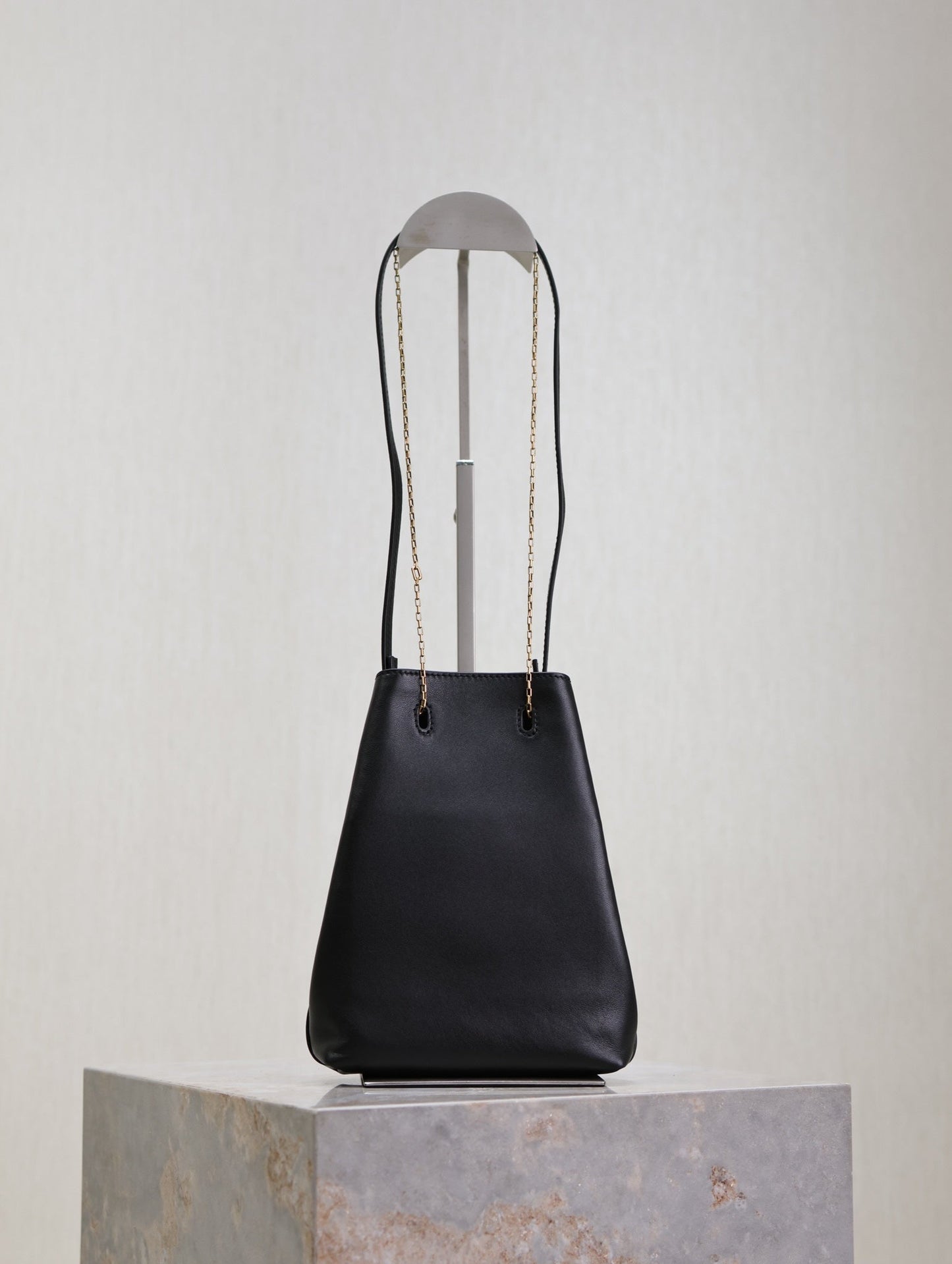 BOLSO POCHON BUCKET 20 EN PIEL DE CORDERO NEGRA CON HERRAJES DORADOS