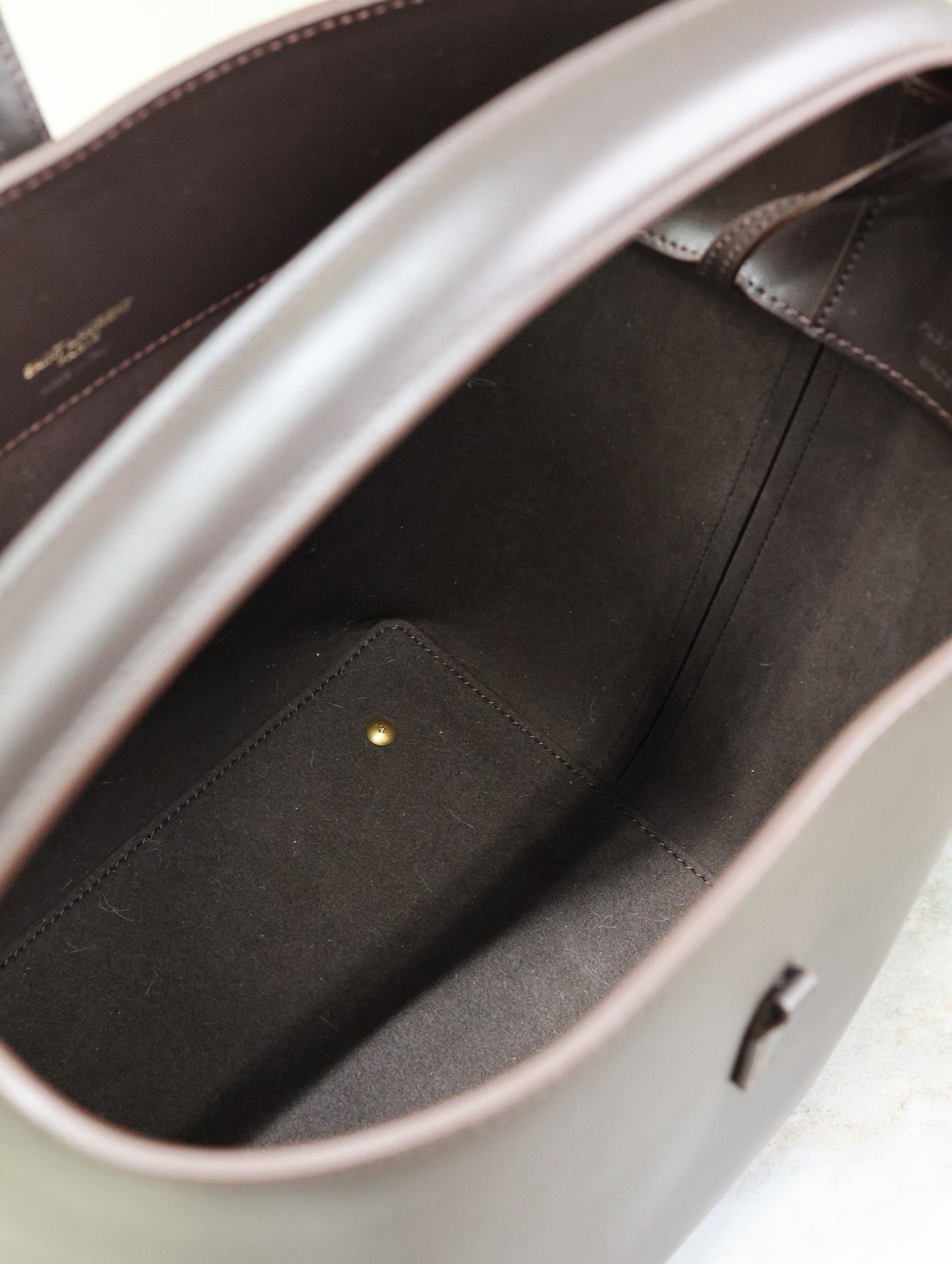 BOLSO DE CUBO MEDIANO LE 37 DE 26 PULGADAS EN PIEL DE BECERRO MARRÓN MONTAÑA CON HERRAJES DORADOS