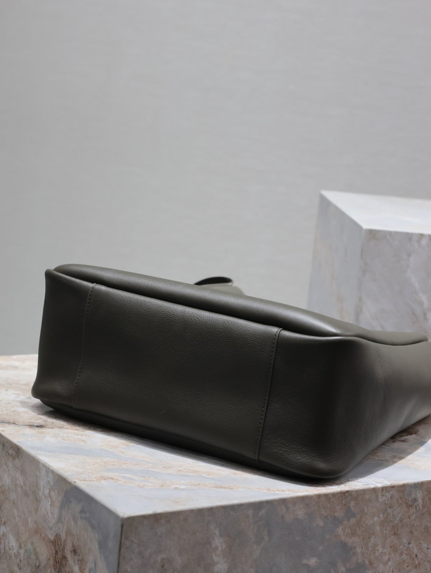 BOLSO GRANDE LE 5 À 7 31 DE PIEL DE CORDERO VERDE CAQUI