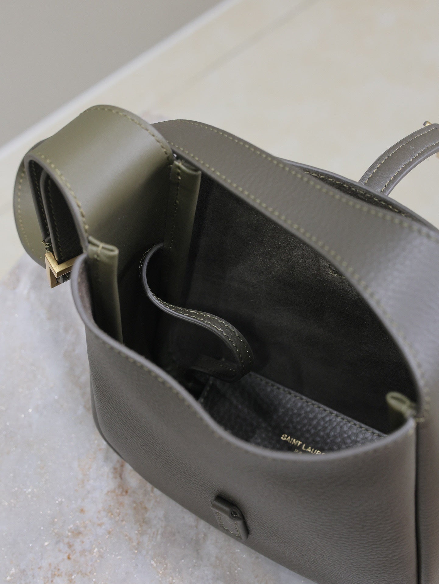LE 5 À 7 MINI SAC 16 EN AGNEAU VERT KAKI