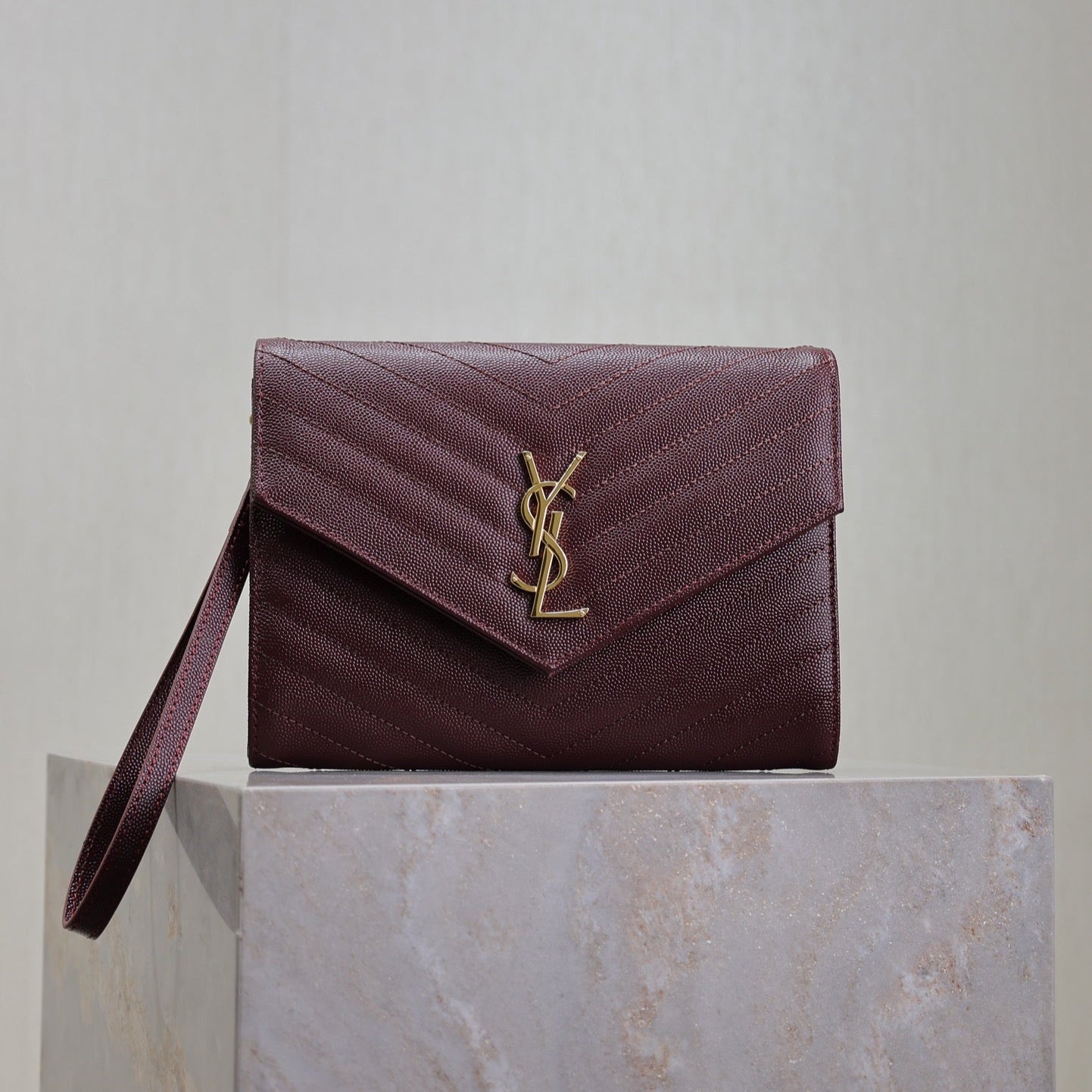 POCHETTE CASSANDRE 21 EN AGNEAU ROUGE BORDEAUX QUINCAILLERIE OR