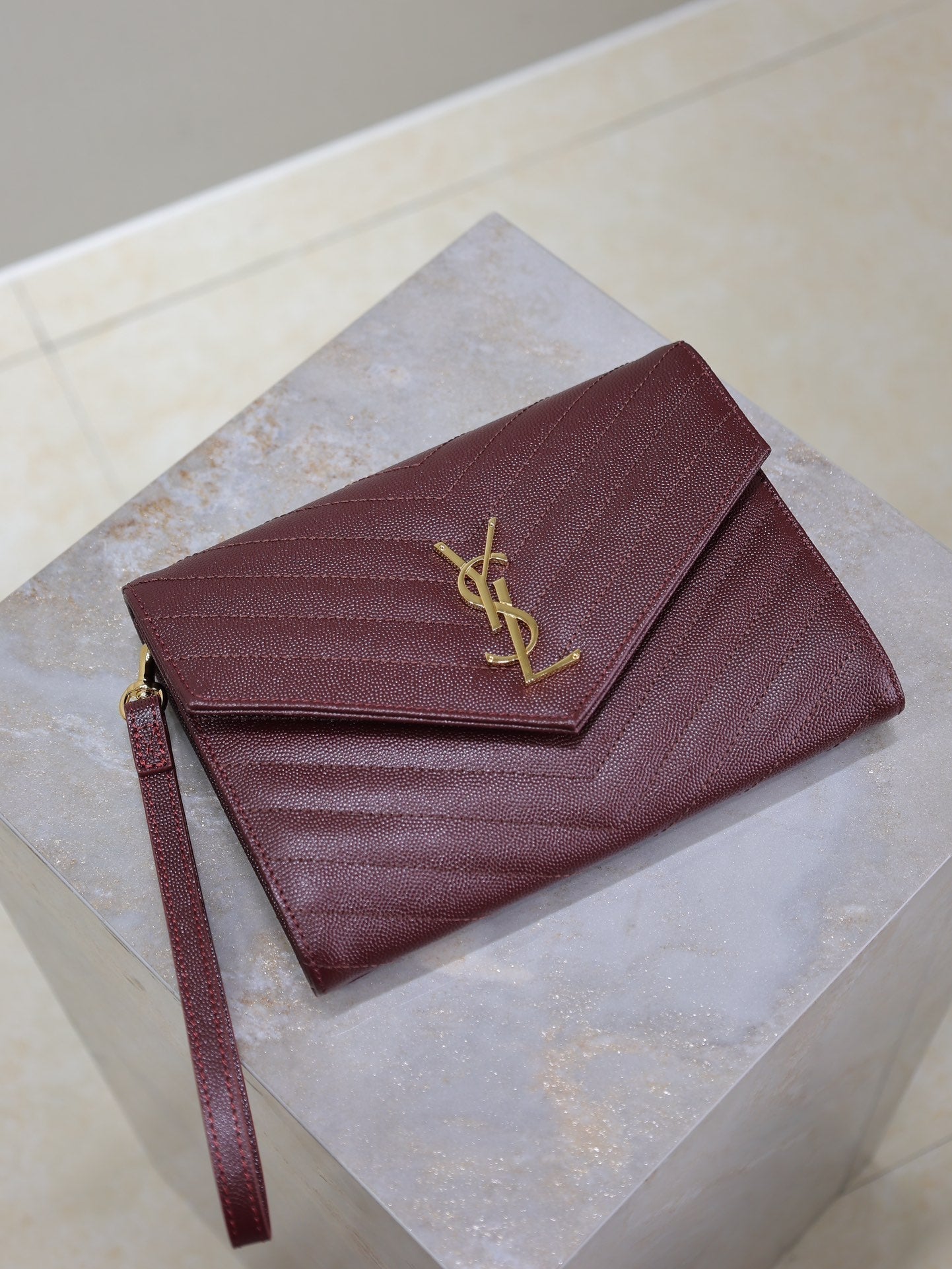 POCHETTE CASSANDRE 21 EN AGNEAU ROUGE BORDEAUX QUINCAILLERIE OR
